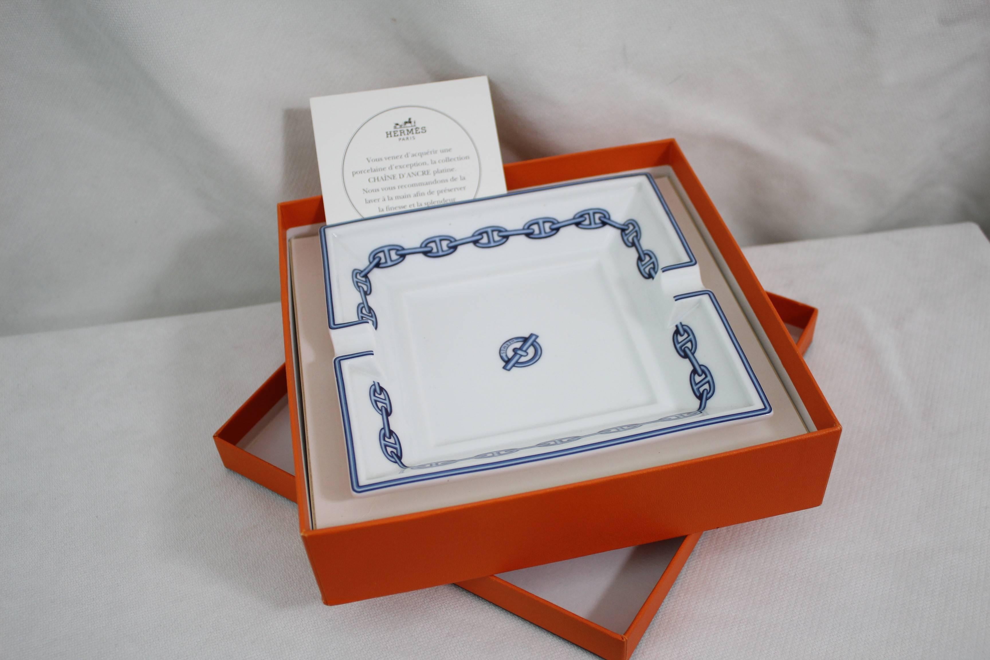 Hermes Vinatge Ashtray Chaine d'ancxre.

Really goood condition

With box ( ssoome stains on the box)