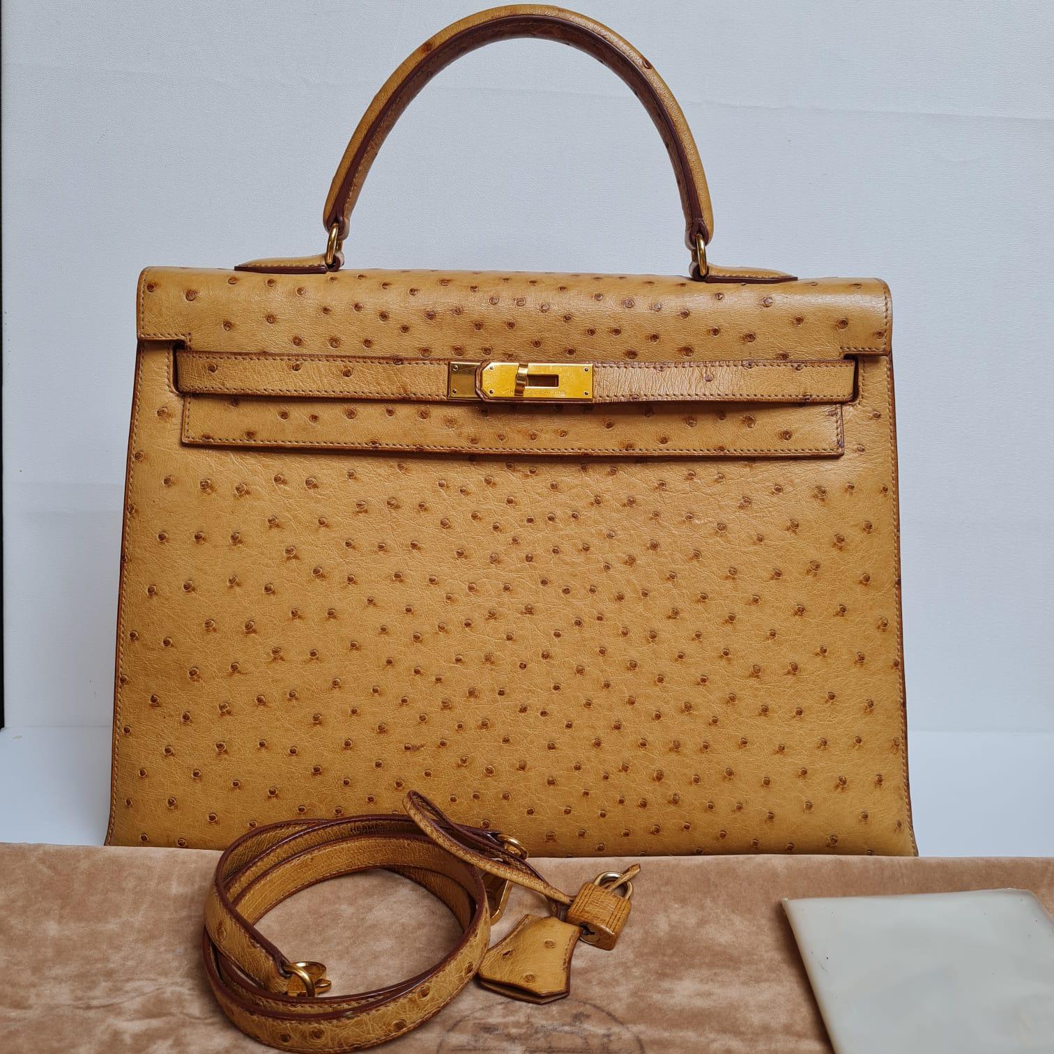 Beautiful vintage kelly 35 ostrich in chestnut ostrich leather with gold hardware. Minor rubbing on the bottom part and some corners, but overall still in great vintage condition. Comes with its raincoat, clochette, padlock, keys, strap and dust