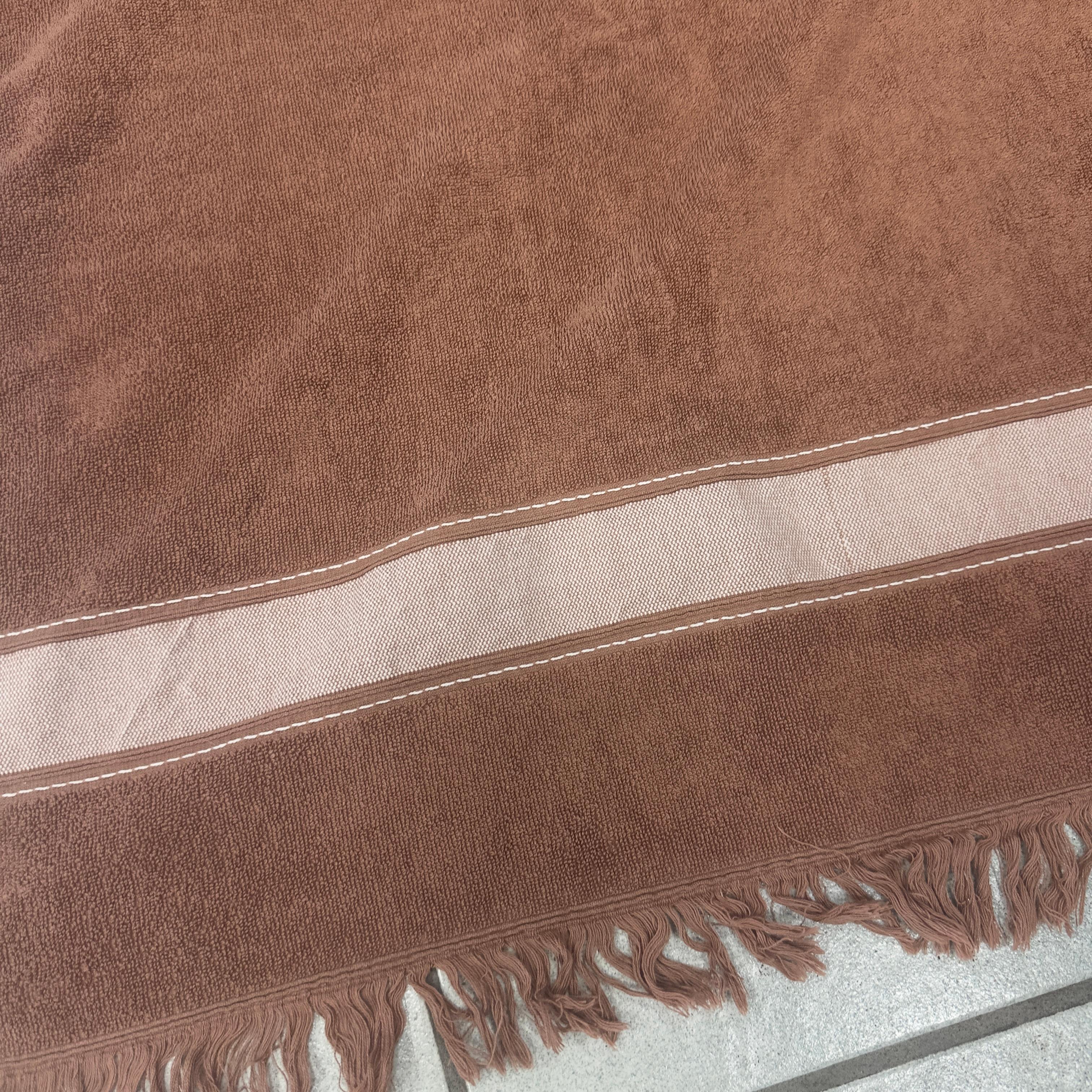Hermès Vintage Chocolate Brown Serviette en éponge avec bordure et frange du logo ton sur ton - M en vente 6