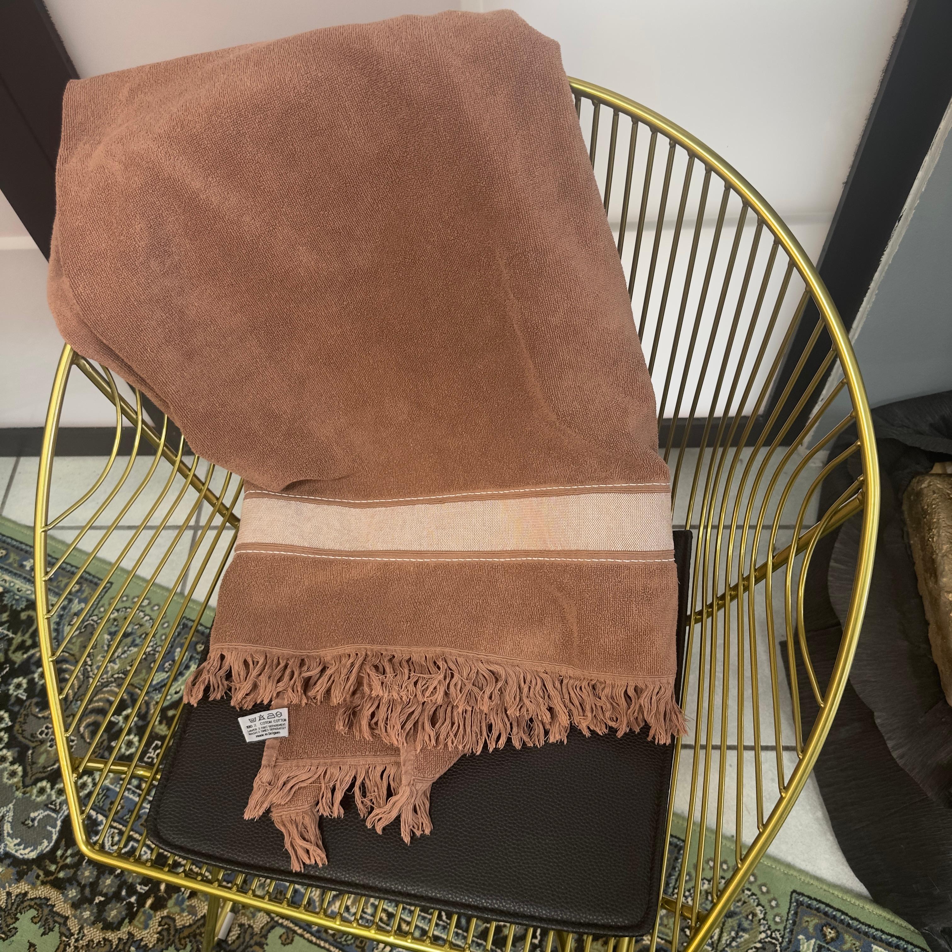 Hermès Vintage Chocolate Brown Serviette en éponge avec bordure et frange du logo ton sur ton - M Excellent état - En vente à Basaluzzo, IT