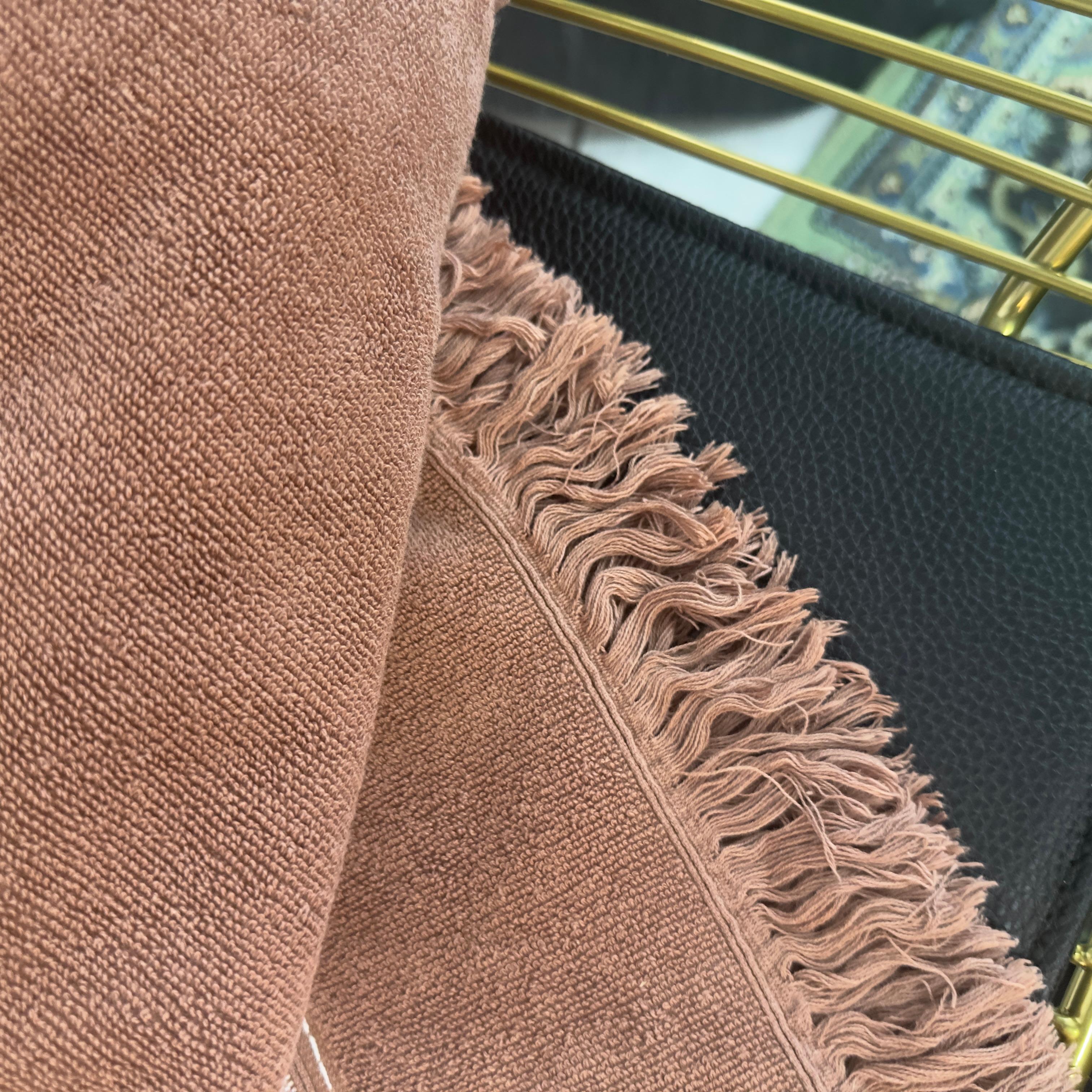 Hermès Vintage Chocolate Brown Serviette en éponge avec bordure et frange du logo ton sur ton - M en vente 1