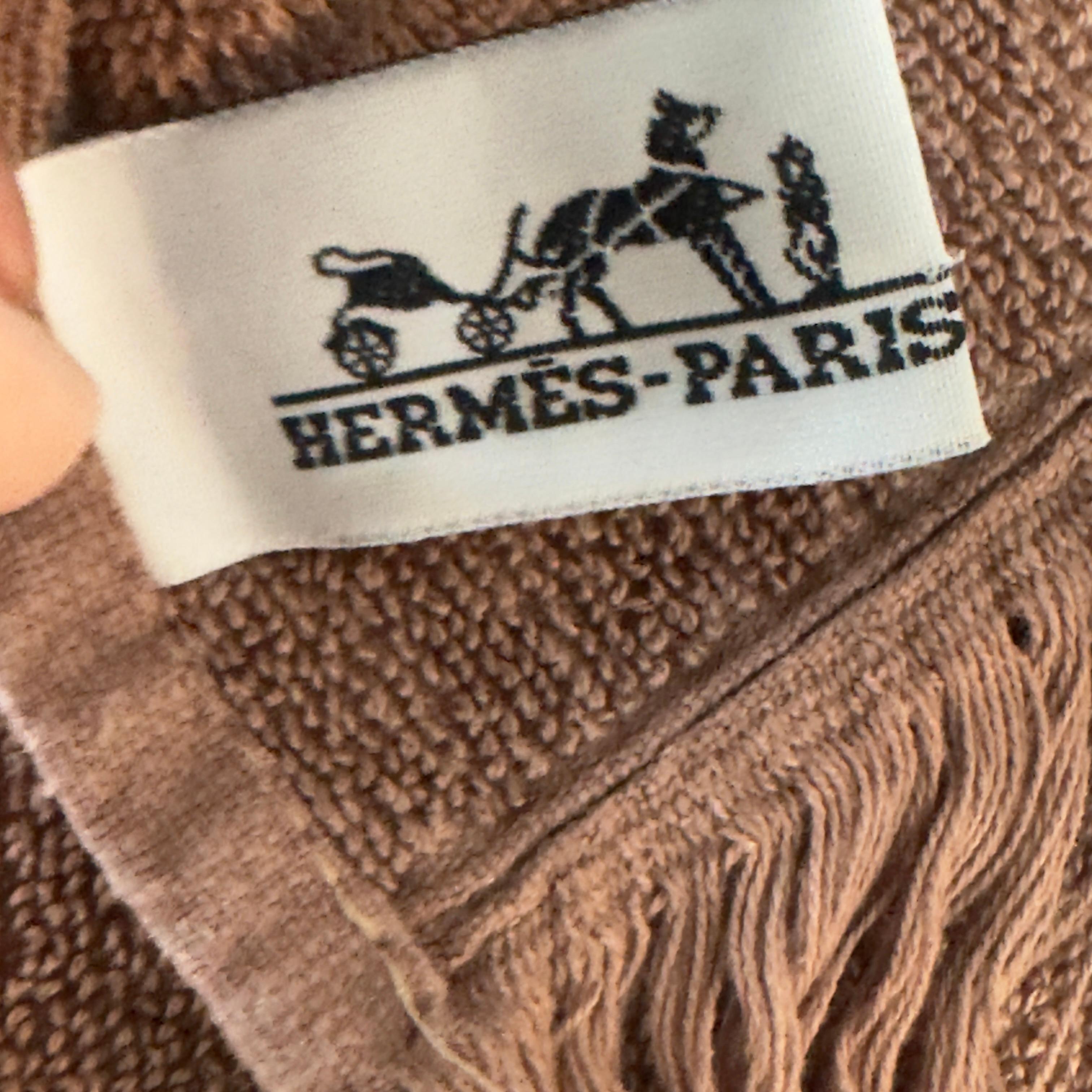 Hermès Vintage Chocolate Brown Serviette en éponge avec bordure et frange du logo ton sur ton - M en vente 2