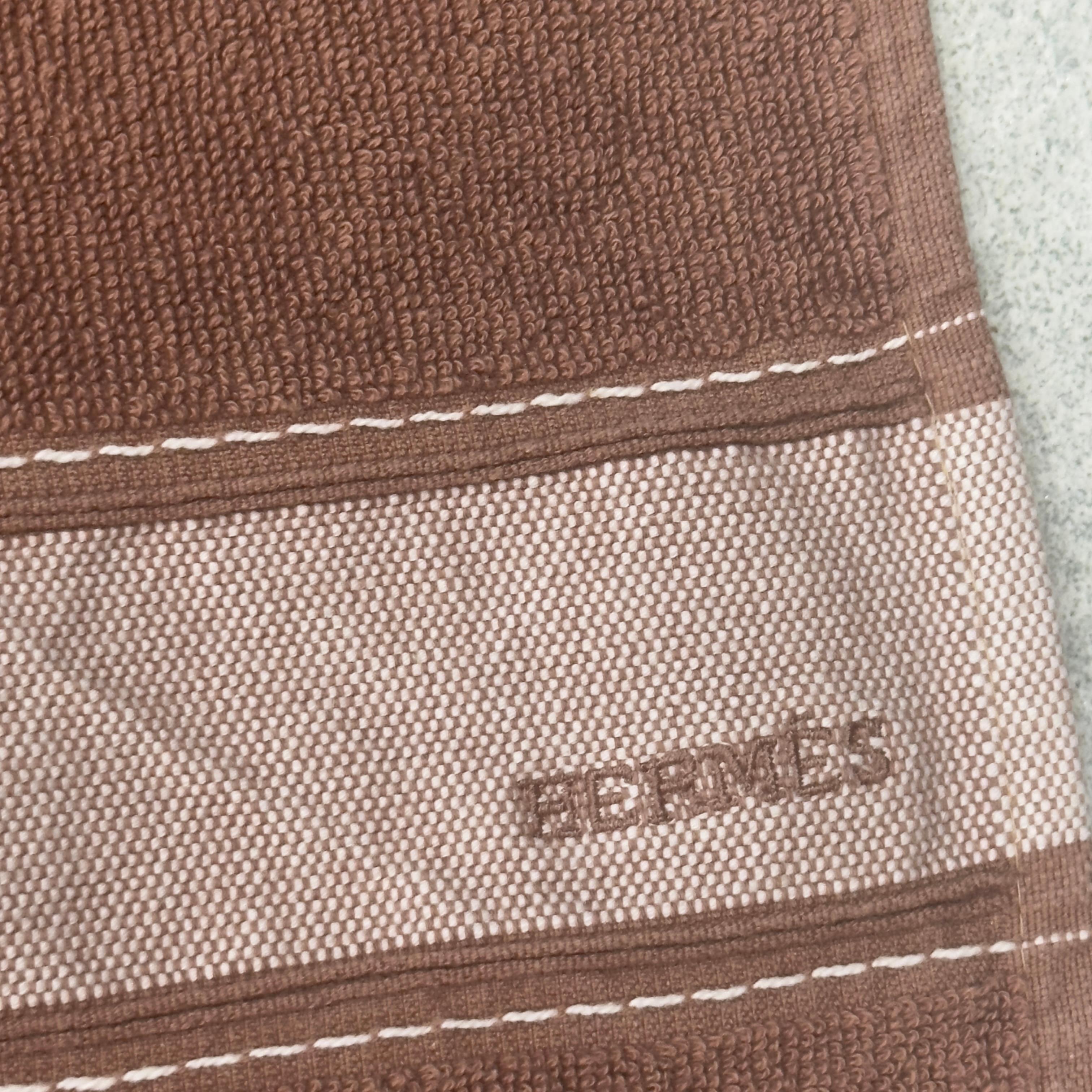 Hermès Vintage Chocolate Brown Serviette en éponge avec bordure et frange du logo ton sur ton - M en vente 4