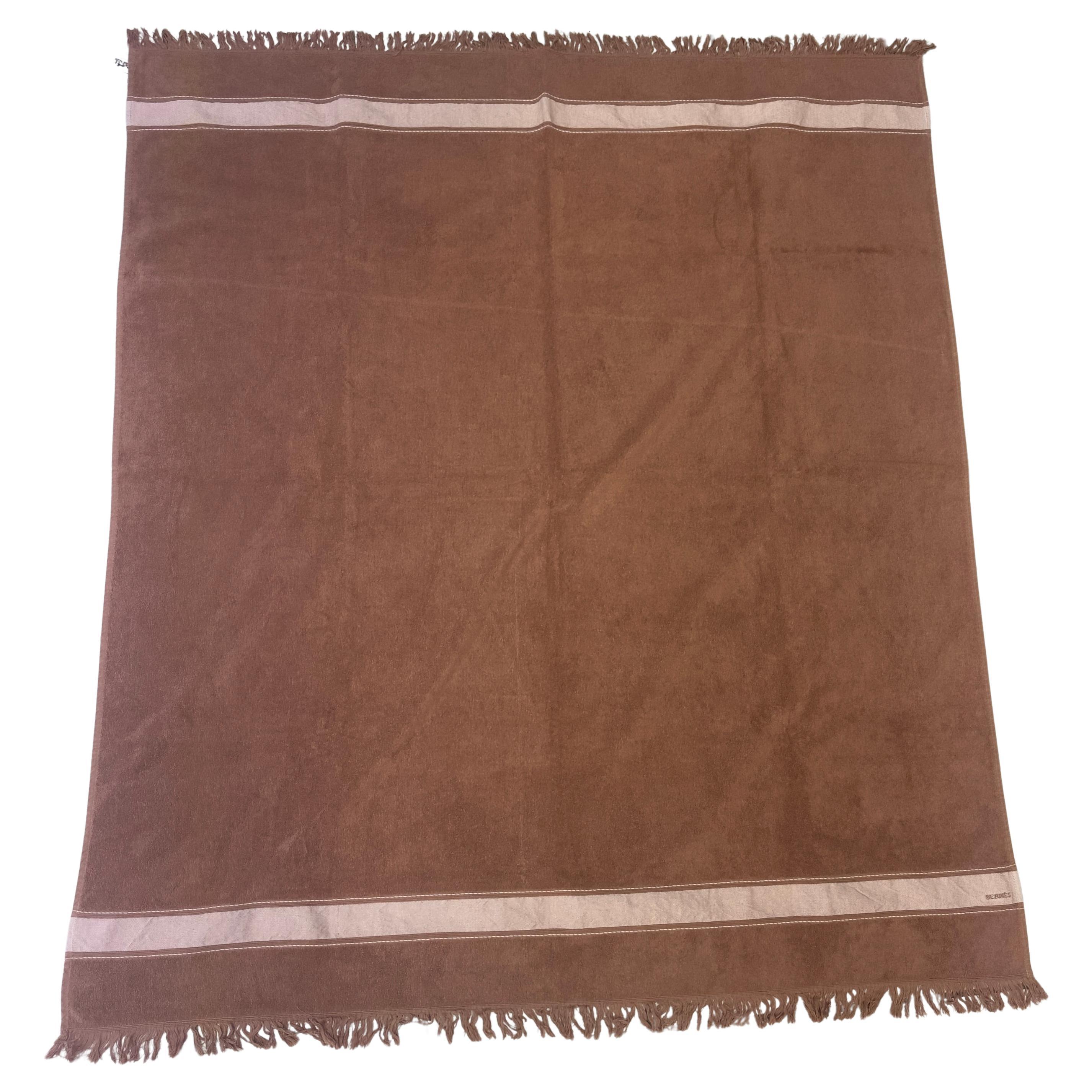 Hermès Vintage Chocolate Brown Serviette en éponge avec bordure et frange du logo ton sur ton - M en vente