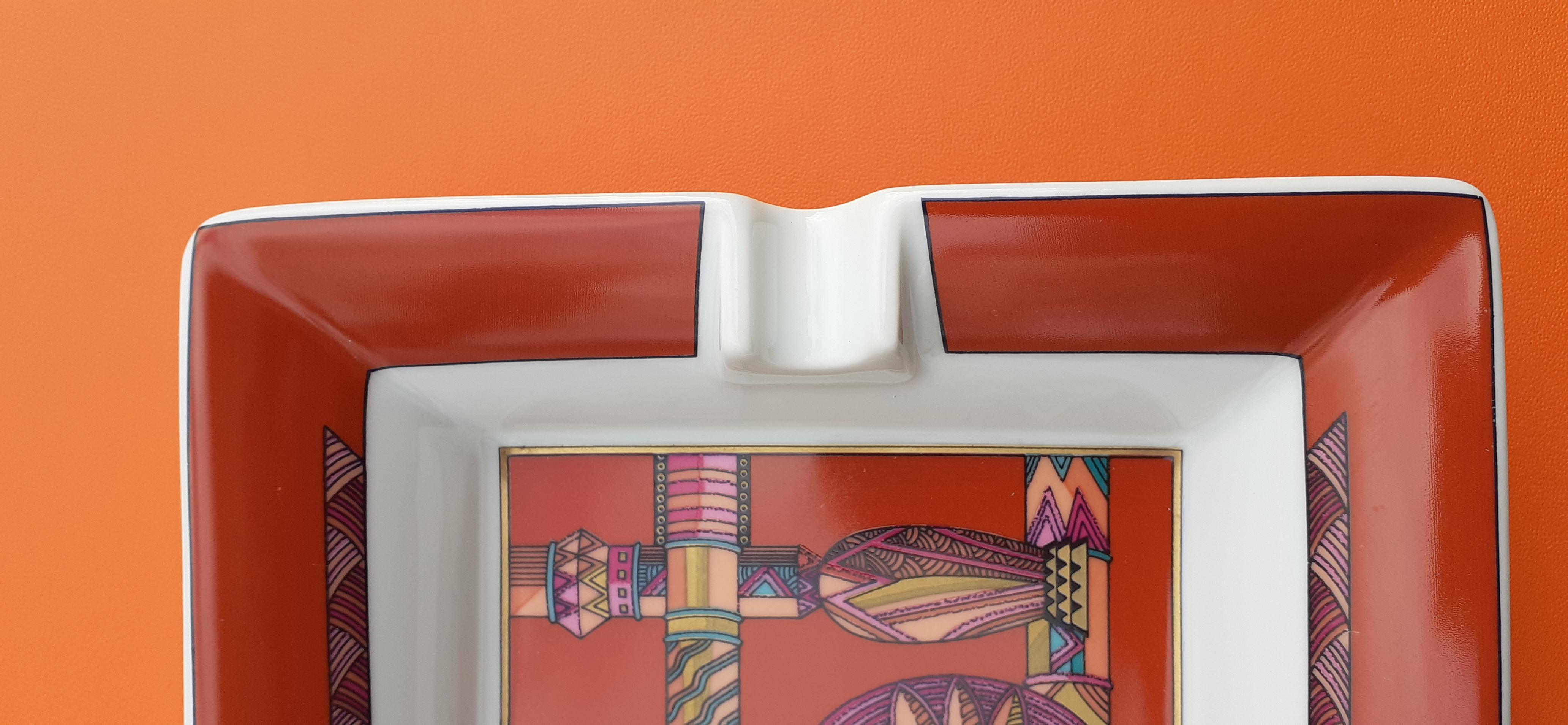 Hermès Vintage Cigar Ashtay Change Tray in Porcelain Columns Print en vente 1