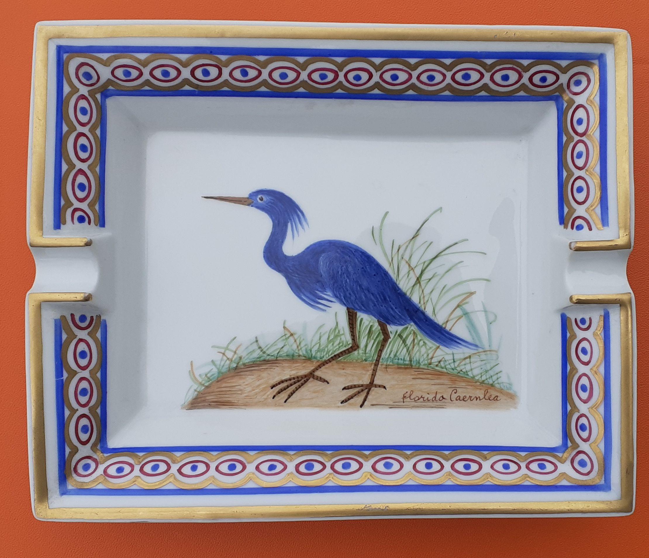 Beautiful and Rare Authentic Hermès Ashtray

Print: Florida Caerulea / Blue Egretta of Florida

Vintage Item

Made in France

Made of printed porcelain

Colorways: white, blue, red, green, beige, brown

Golden edges

Darl blue suede leather at back,