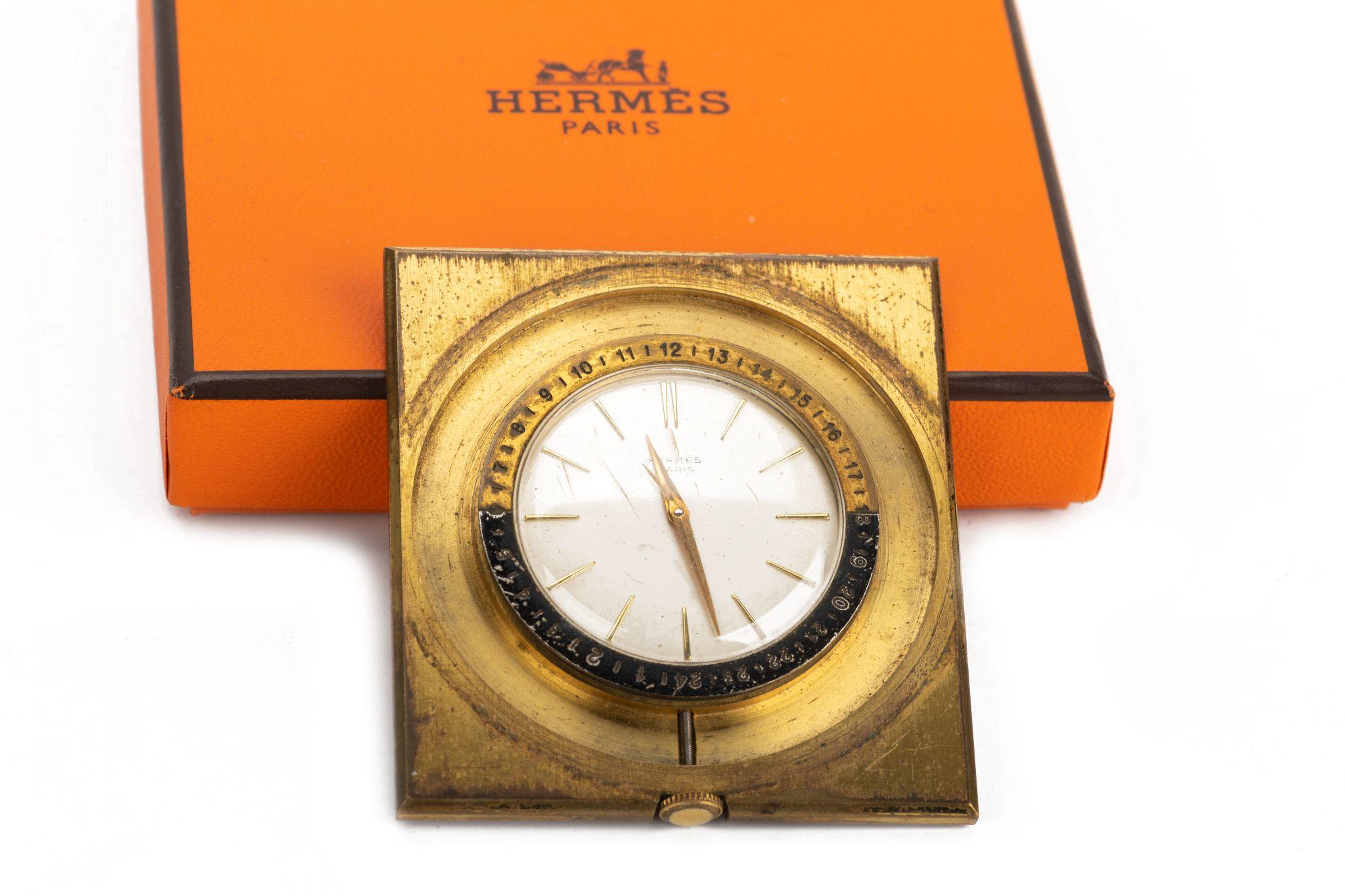 Hermès Vintage Tischuhr. Die Uhr steht auf einer quadratischen goldenen Platte. Es ist in ausgezeichnetem Zustand und kommt mit einer Box.