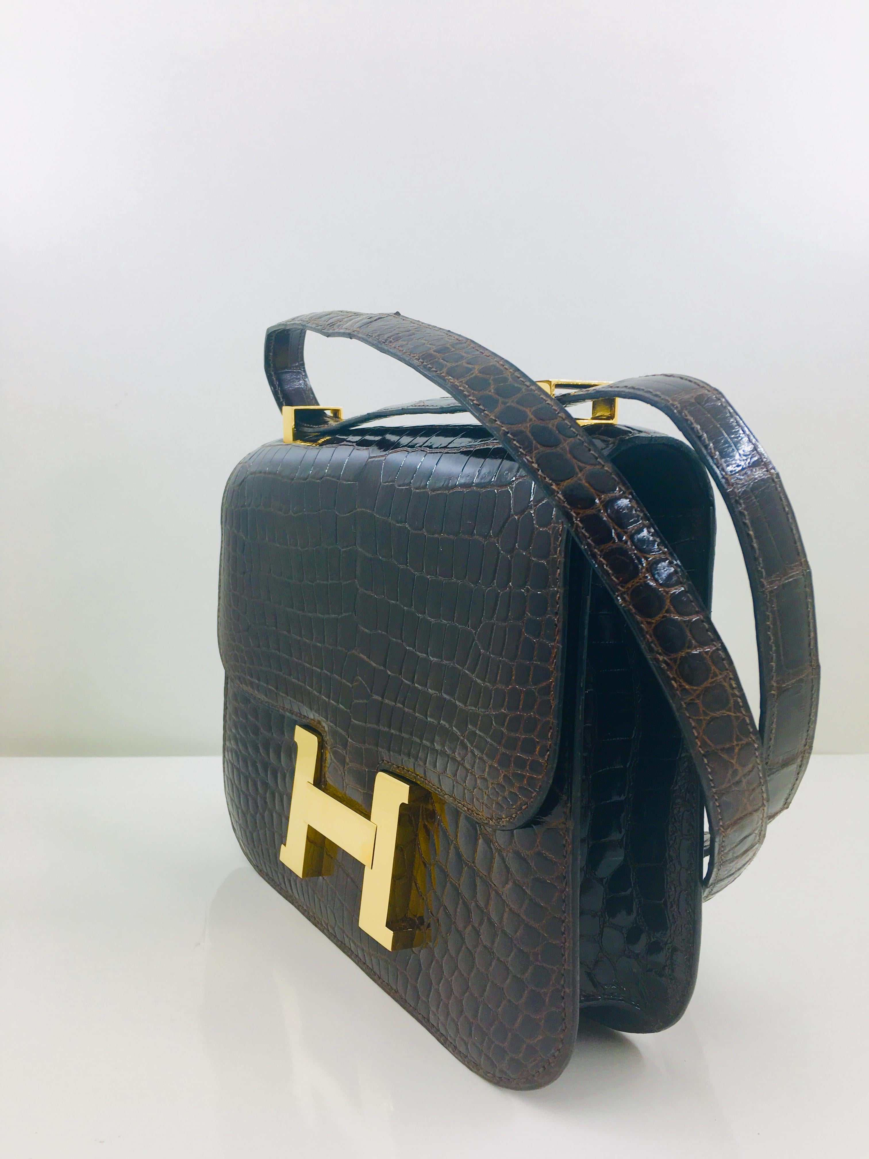 Hermes vintage Constance 23 in brown crocodile In Good Condition For Sale In London, GB