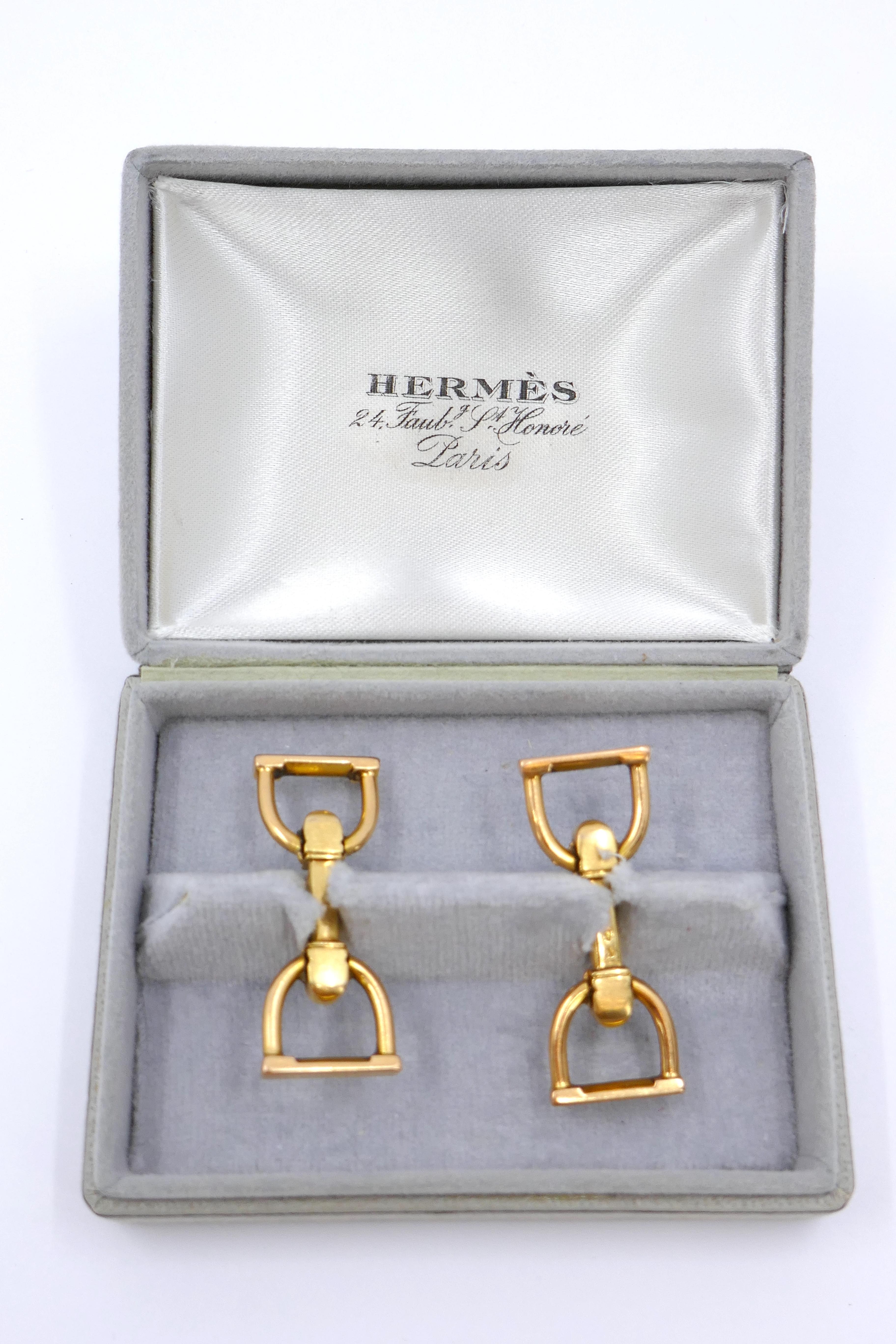 Tauchen Sie ein in das Erbe von Hermès mit diesen atemberaubenden Manschettenknöpfen mit Vintage-Reitermotiv aus 18 Karat Gold. Sie wurden in den 1960er Jahren im Herzen von Paris entwickelt und erinnern an die Wurzeln der Marke, die 1837 als