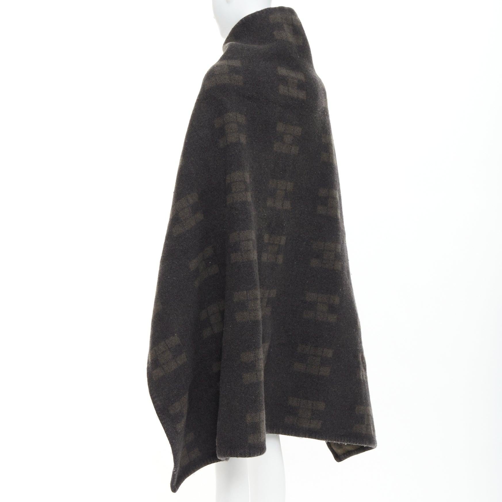 Donna Coperta HERMES Vintage grigio scuro cachi con logo H grande e quadrata in vendita