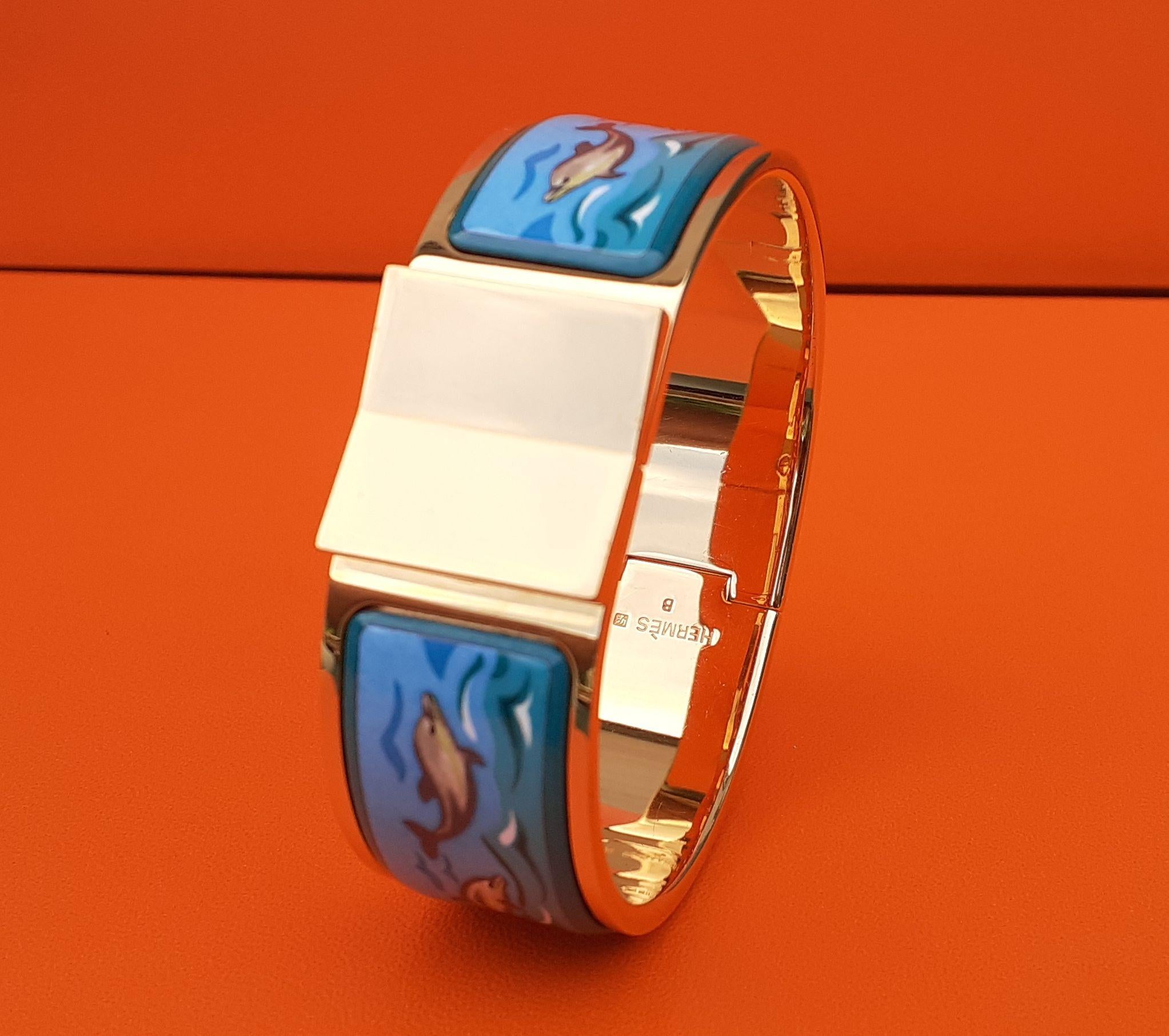 Gorgeous Authentic Hermès Bracelet

Pattern: Dolphins in the See

Stamp B (1998)

This vintage Clic Clac Version is hard to find. A true collector item !

Made of Printed Enamel and Yellow Gold Plated Hardware

Colorways: Blue (Sky), Green (Sea),