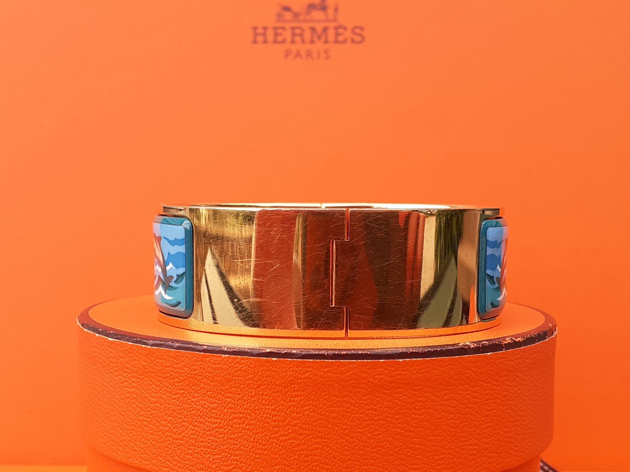 Hermès Vintage Enamel and Yellow Gold Hardware Clic Clac Bracelet Dolphins Sea For Sale 2