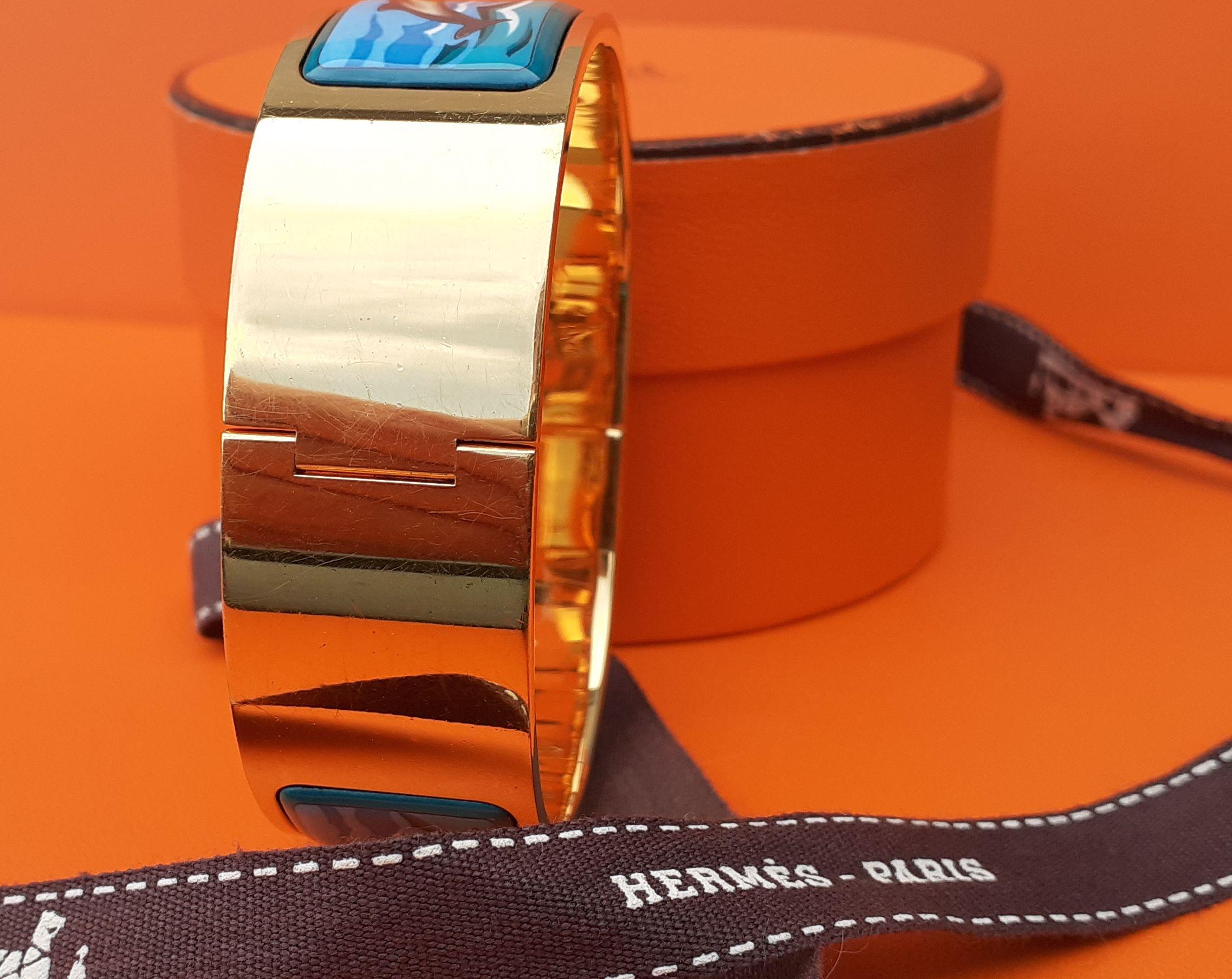 Hermès Vintage Enamel and Yellow Gold Hardware Clic Clac Bracelet Dolphins Sea For Sale 3