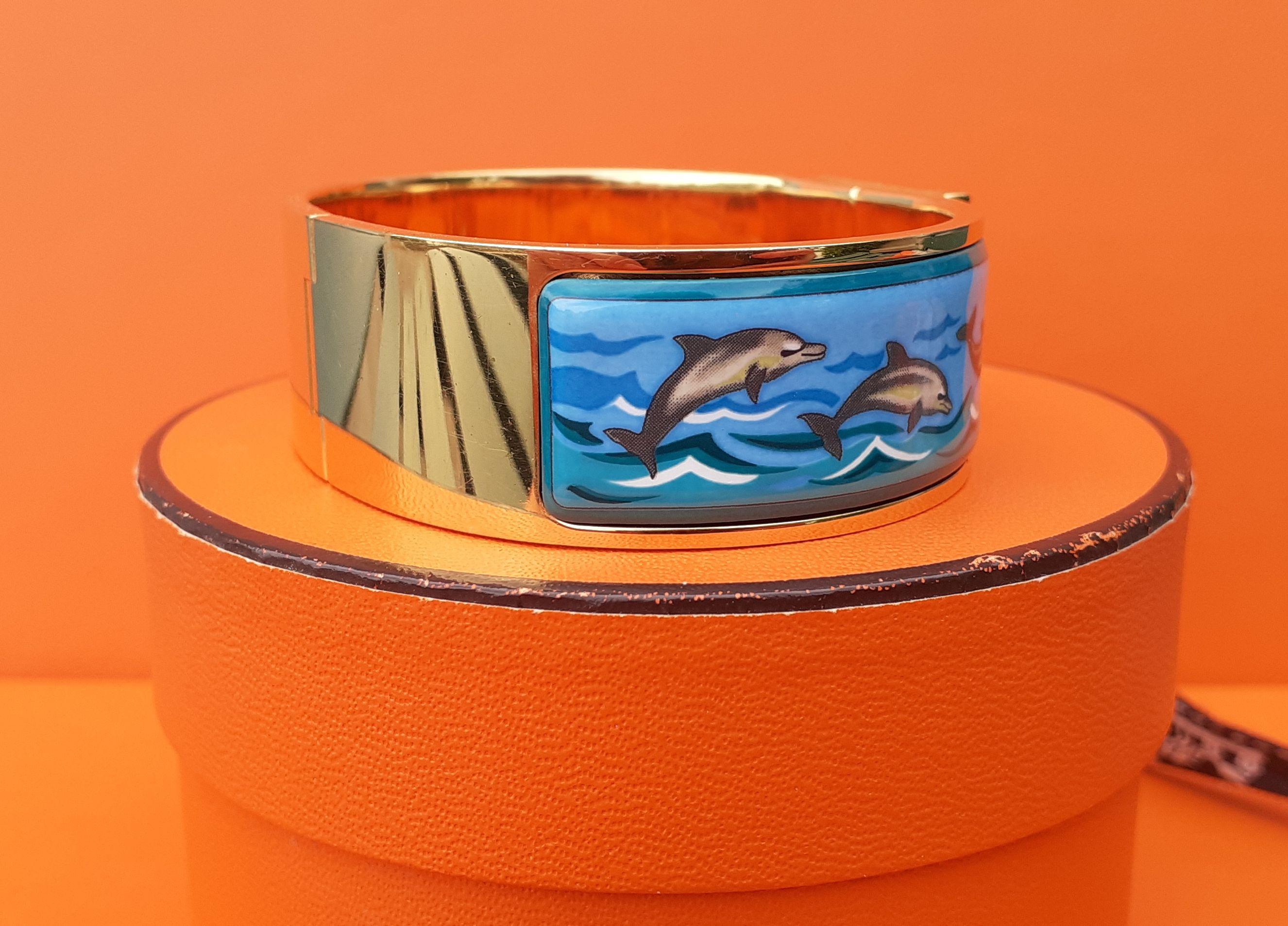 Hermès Vintage Enamel and Yellow Gold Hardware Clic Clac Bracelet Dolphins Sea For Sale 4