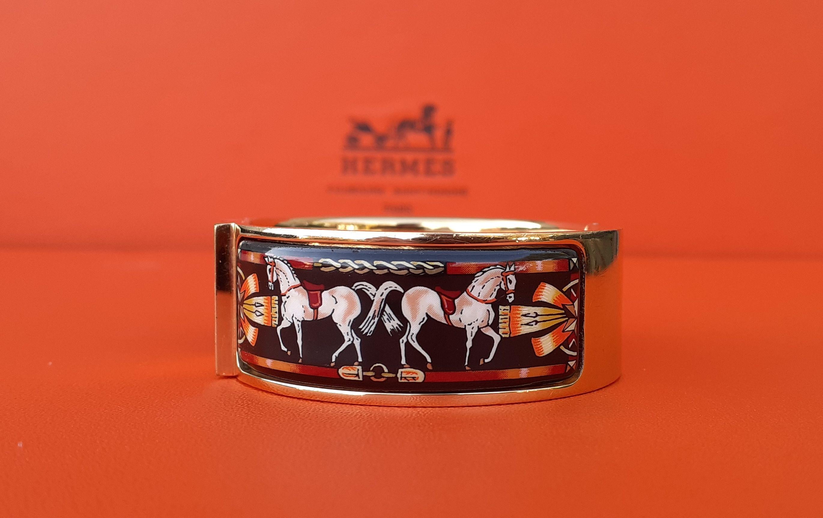 Hermès Vintage Enamel Clic Bracelet Horses Print Gold Hdw  Pour femmes en vente