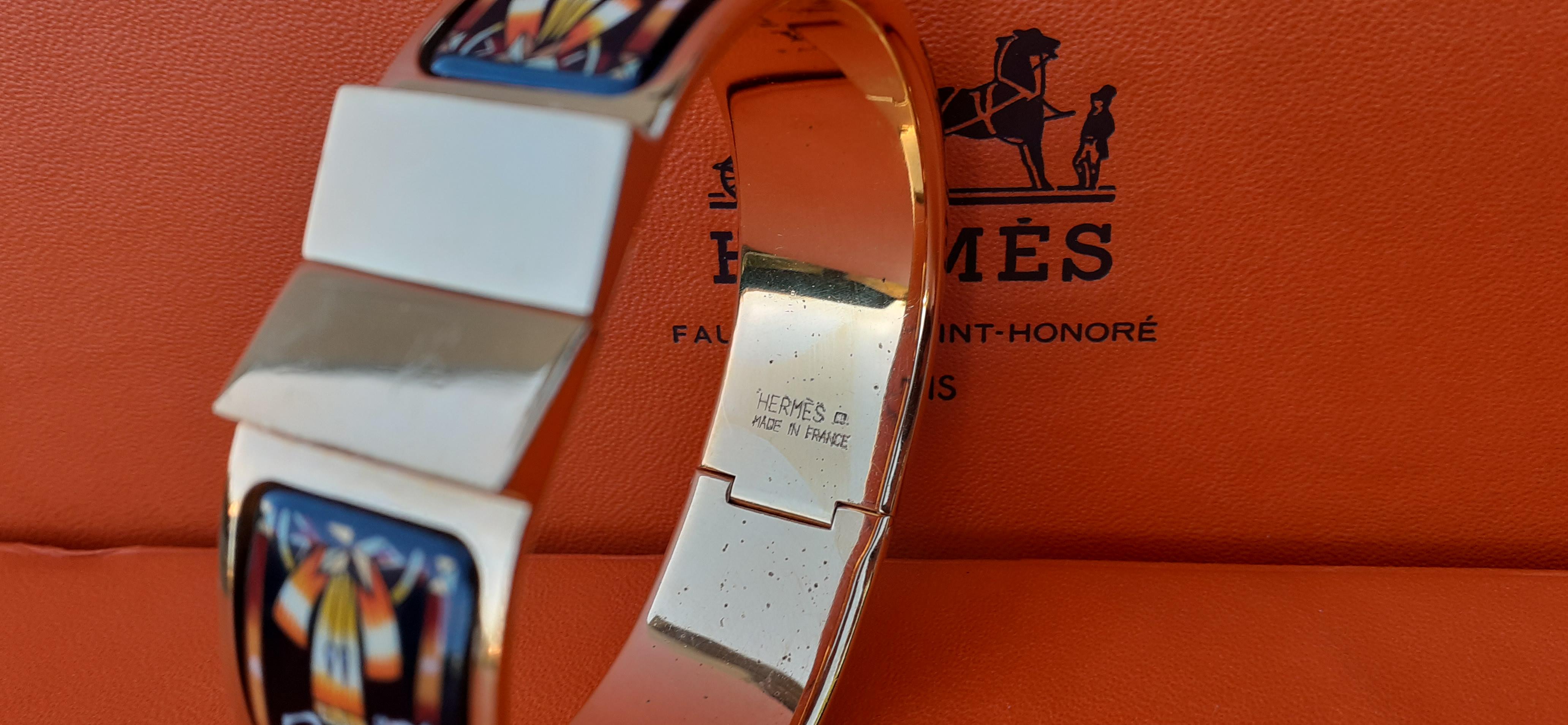 Hermès Vintage Emaille Clic Armband Pferde drucken Gold Hdw  im Angebot 1