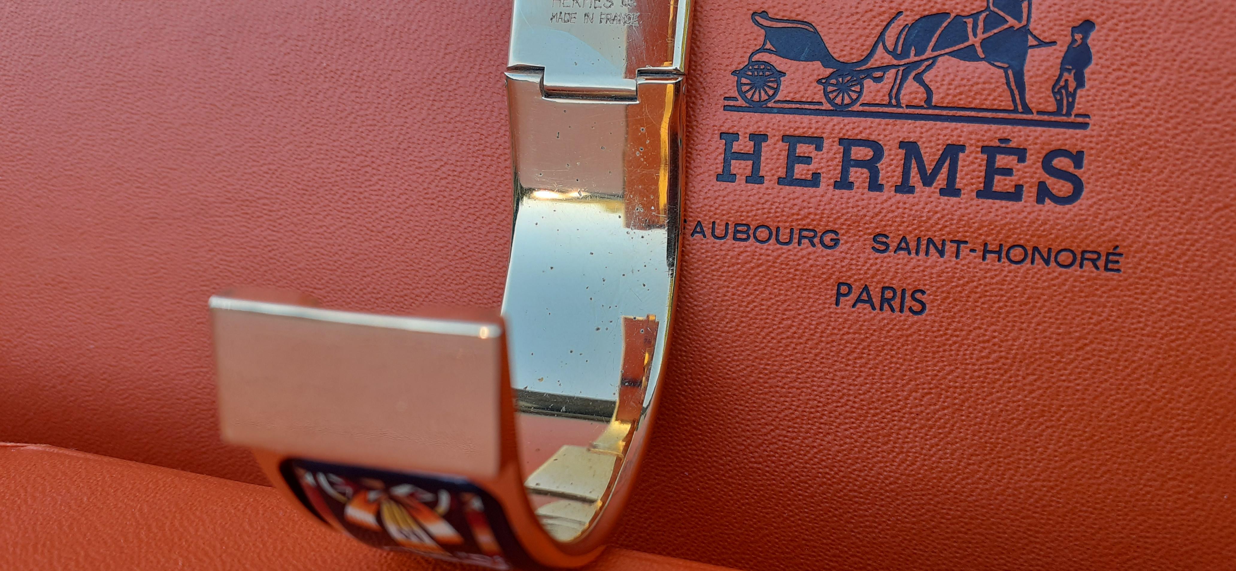Hermès Vintage Enamel Clic Bracelet Horses Print Gold Hdw  en vente 3