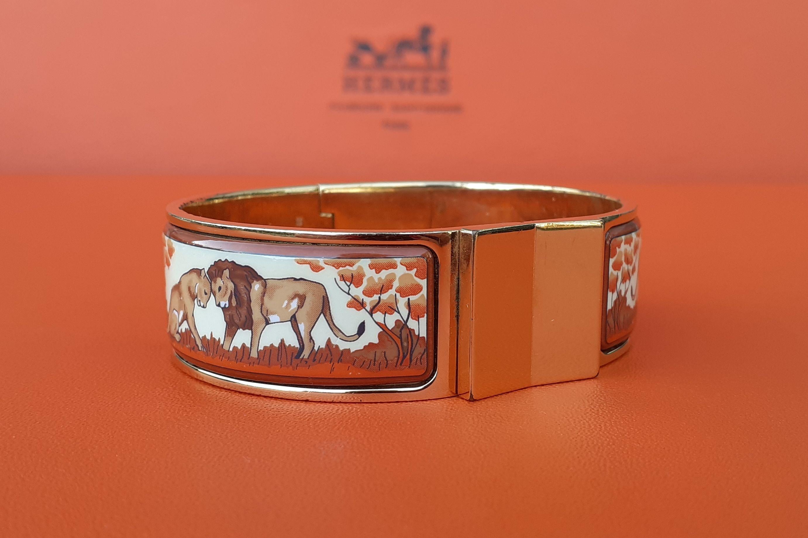 Beautiful Authentic Hermès Bracelet 

Pattern: Lions and lionesses in Savannah

