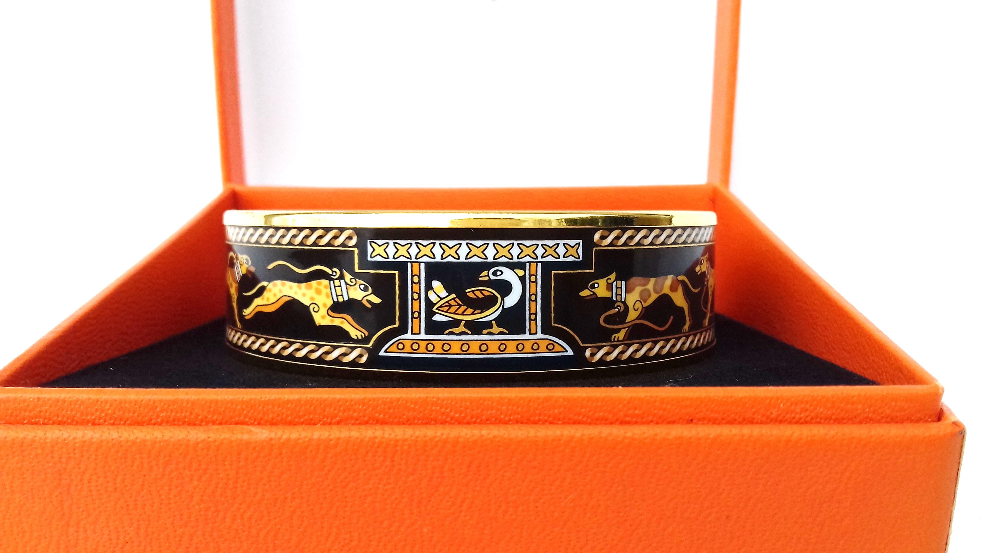 Beautiful Authentic Hermès Bracelet

Pattern: Lévriers (Greyhound dogs)

Hard to find ! 

Made in Austria + B (1998)

Made of Enamel and Gold plated Hardware

Colorways: Black, Yellow, Camel, Brown

The collars, leashes and the interlacing