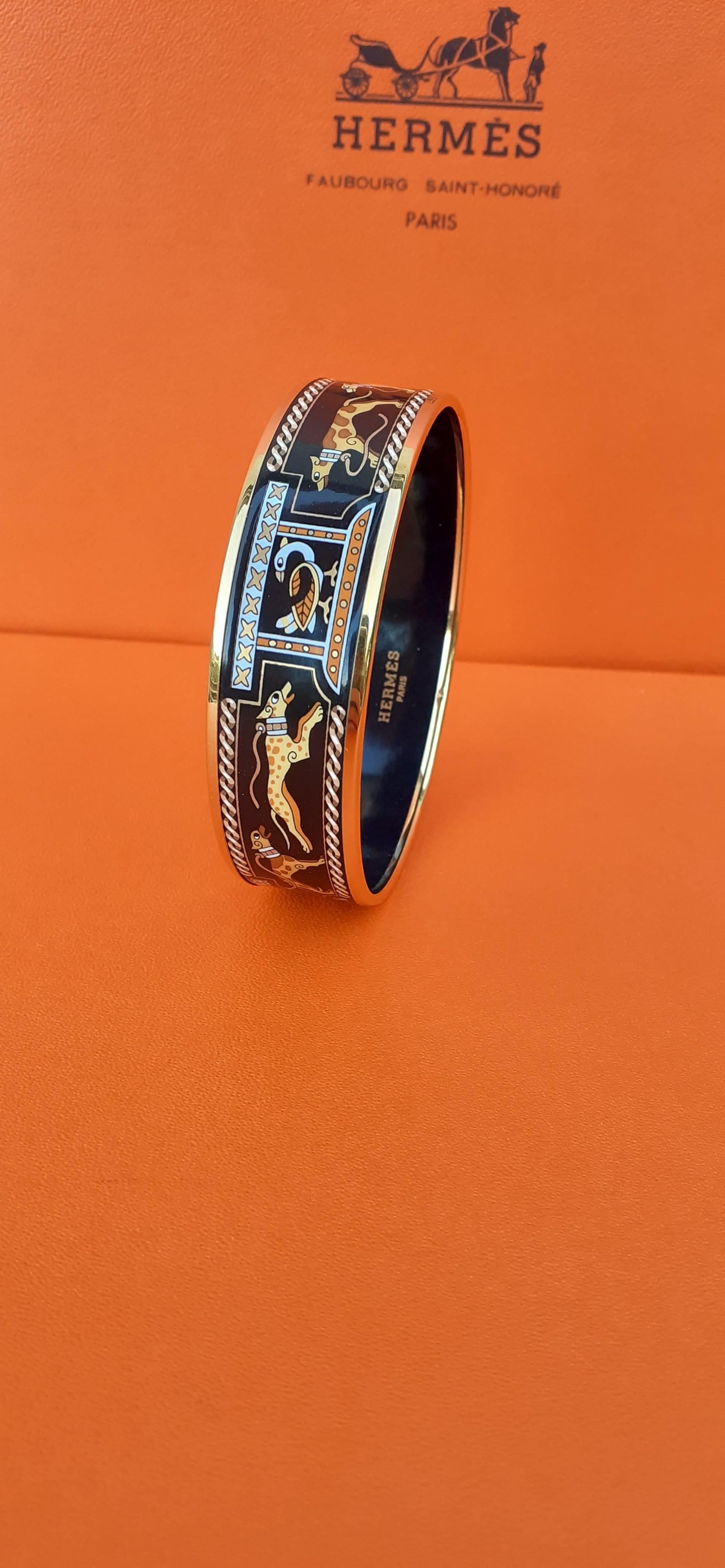 Beautiful Authentic Hermès Bracelet

Pattern: Lévriers (Greyhound dogs)

Hard to find ! 

Made in Austria + C (1999)

Made of Printed Enamel and Gold plated Hardware

Colorways: Black, Yellow, Camel, Brown

The collars, leashes and the interlacing