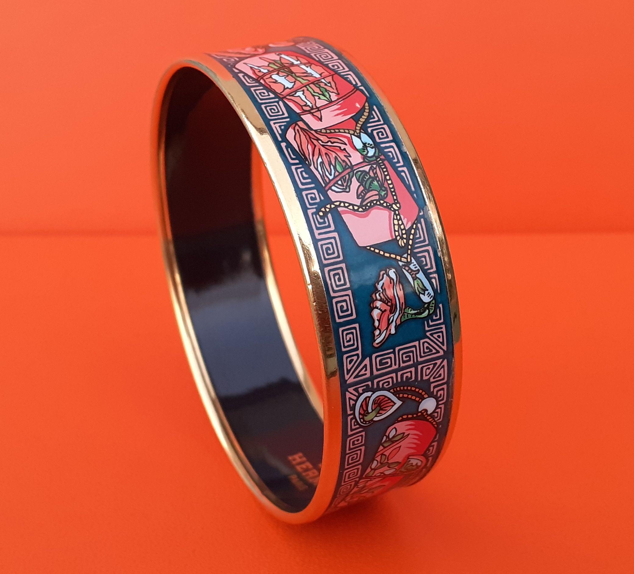 Hermès Vintage Emaille gedruckt Armband Kimonos et Inros Gold plattiert Hdw Größe 65 im Angebot 11