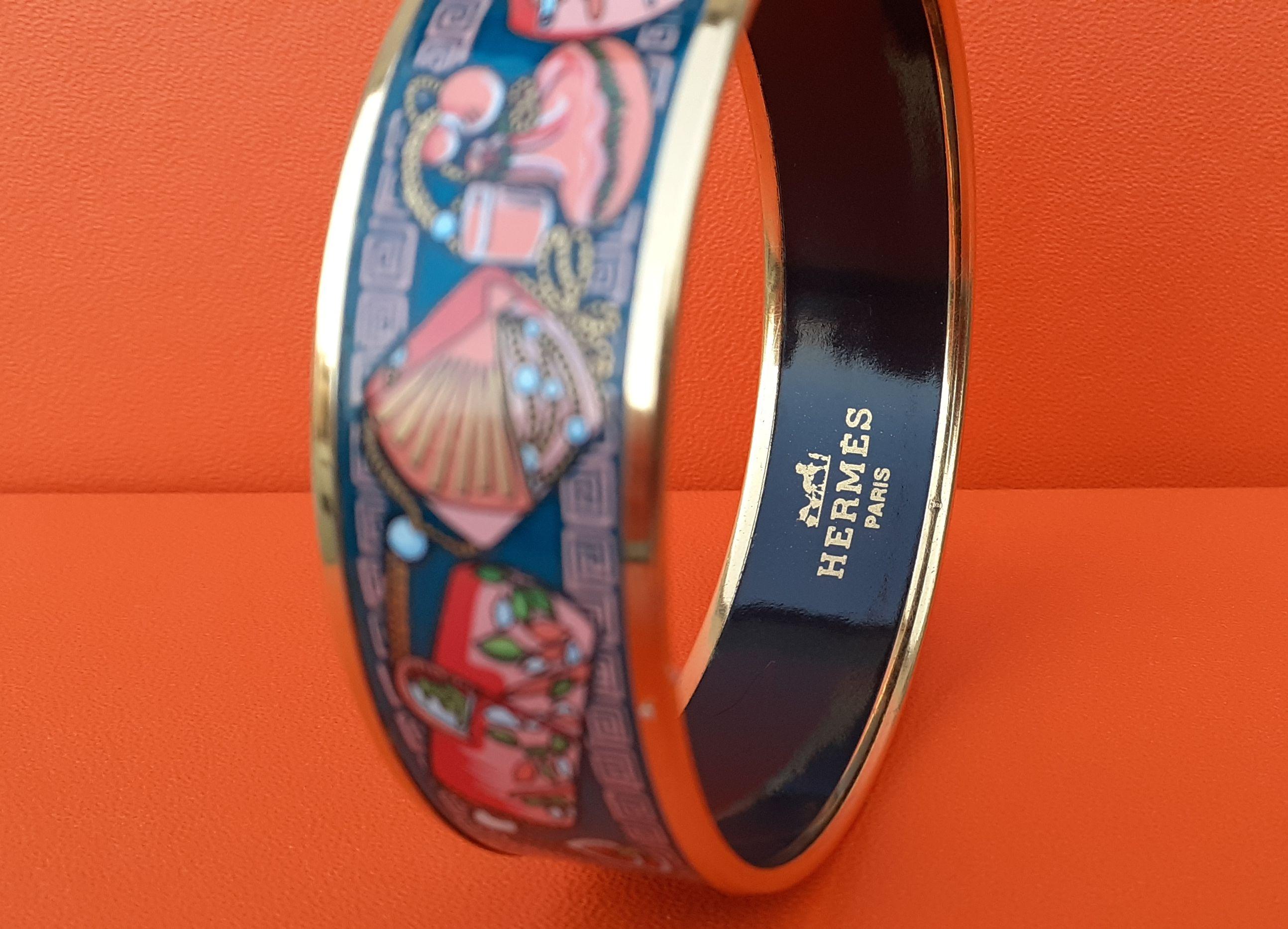 Hermès Vintage Emaille gedruckt Armband Kimonos et Inros Gold plattiert Hdw Größe 65 Damen im Angebot