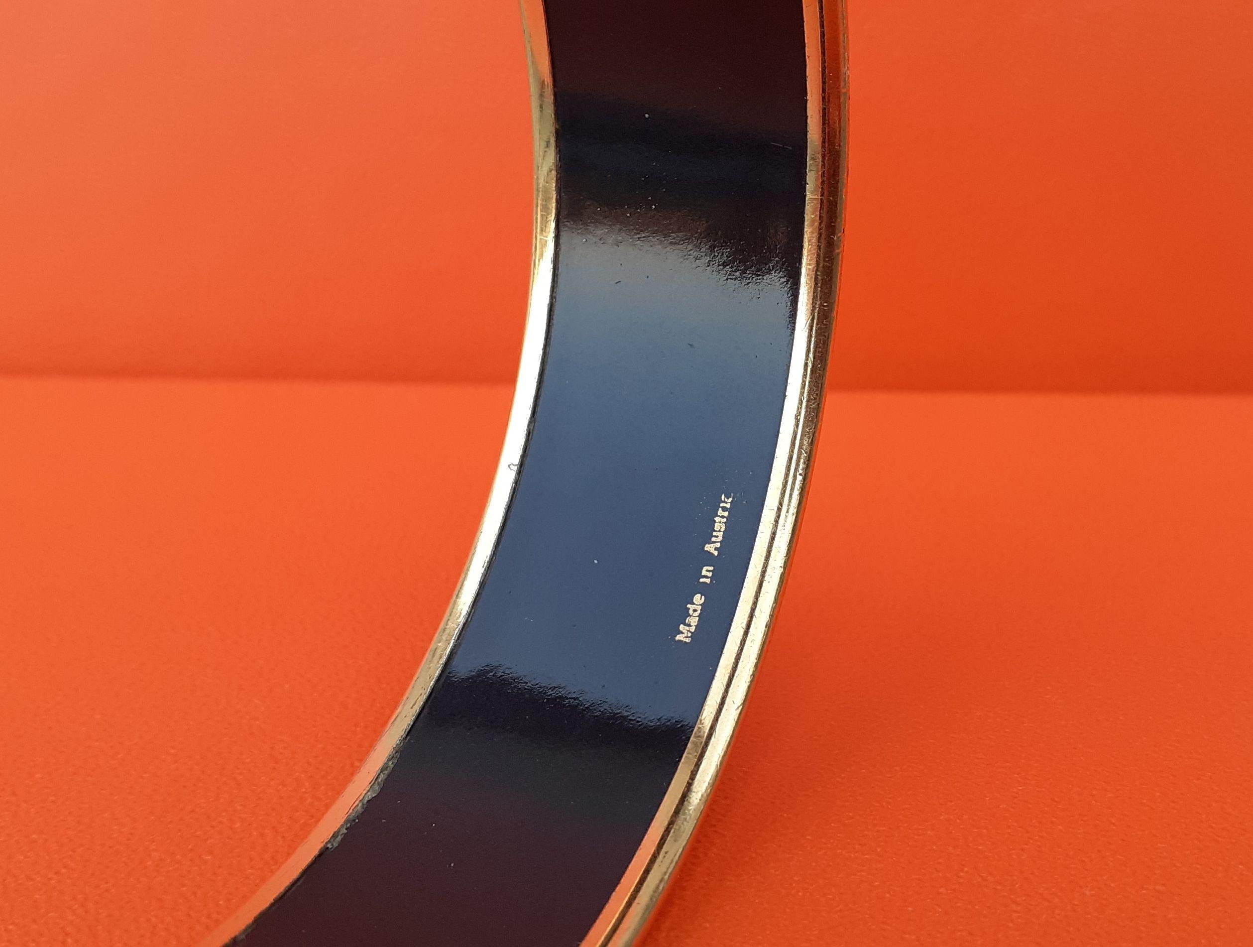 Hermès Vintage Emaille gedruckt Armband Kimonos et Inros Gold plattiert Hdw Größe 65 im Angebot 2