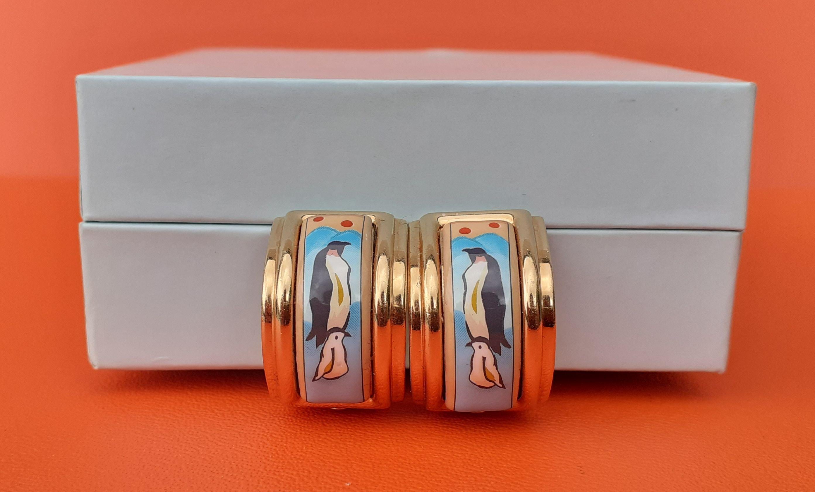 Adorable Authentic Hermès Earrings

Pattern: Penguins 

Super Rare, Hard to find ! 

Clip-on earrings, will fit non pierced ears

Made of Printed Enamel and Gold Plated Hardware

Colorways: Sky Blue Background, White and Black Penguins, Yellow Sky