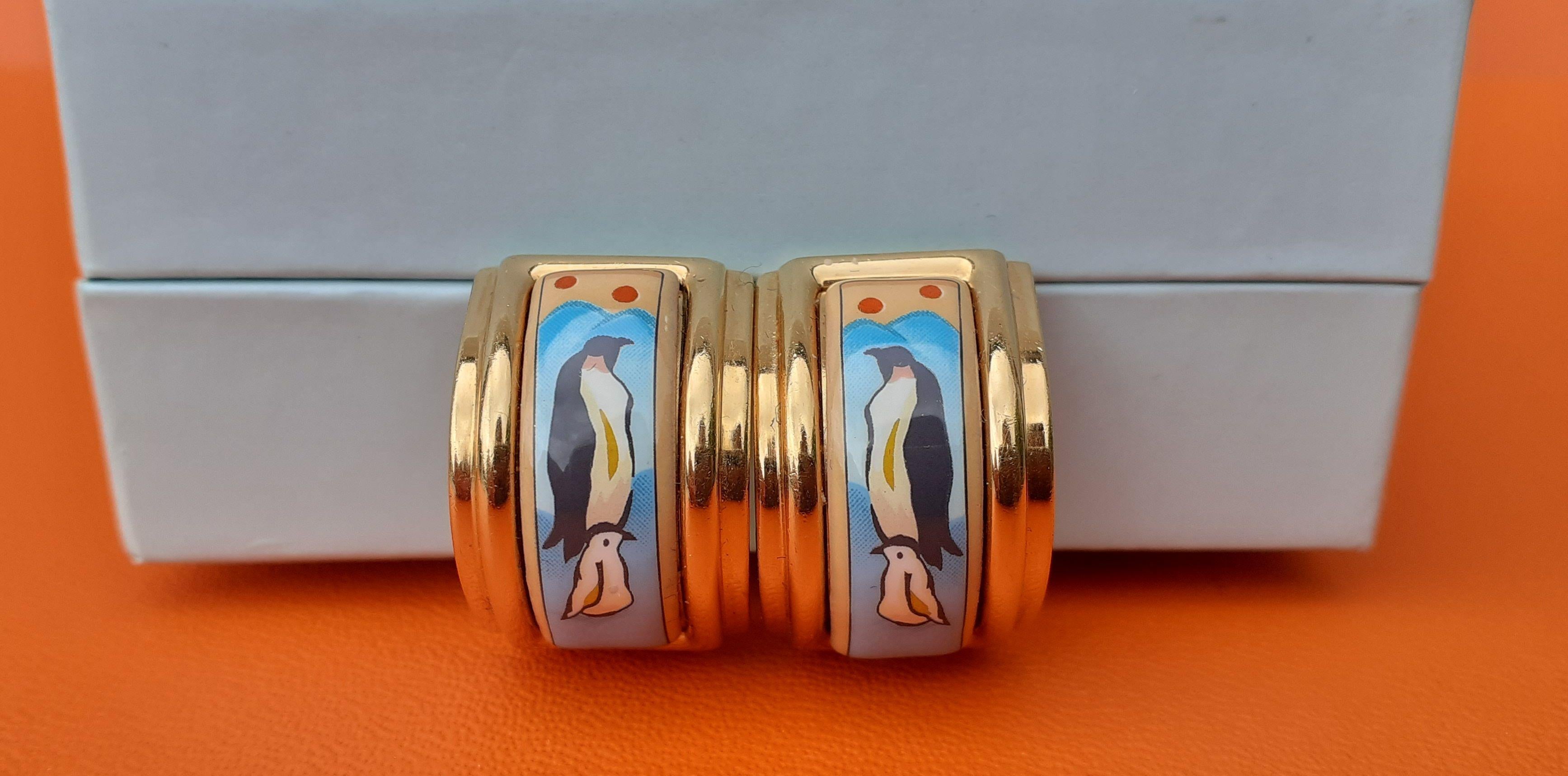 Hermès Vintage Boucles d'oreilles clips en émail imprimé pingouins doré Hdw RARE en vente 1