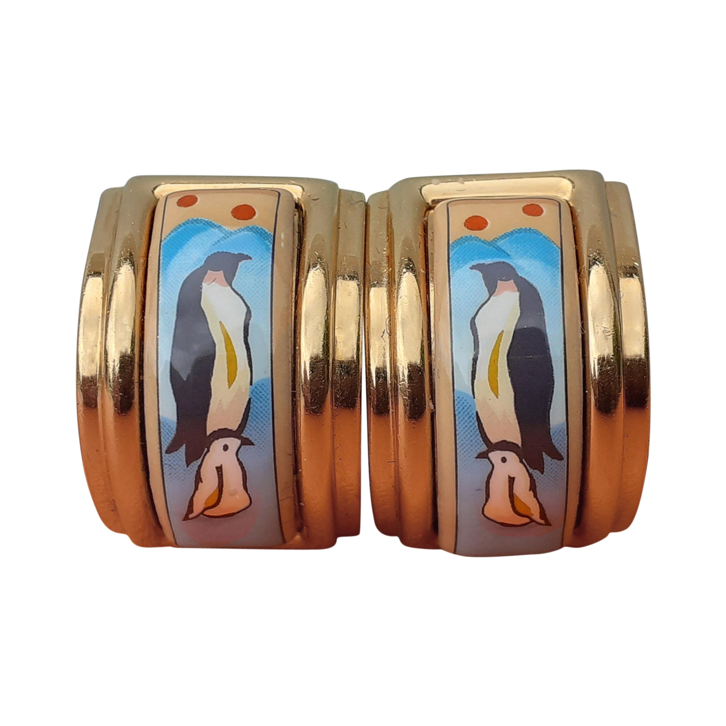 Hermès Vintage Boucles d'oreilles clips en émail imprimé pingouins doré Hdw RARE