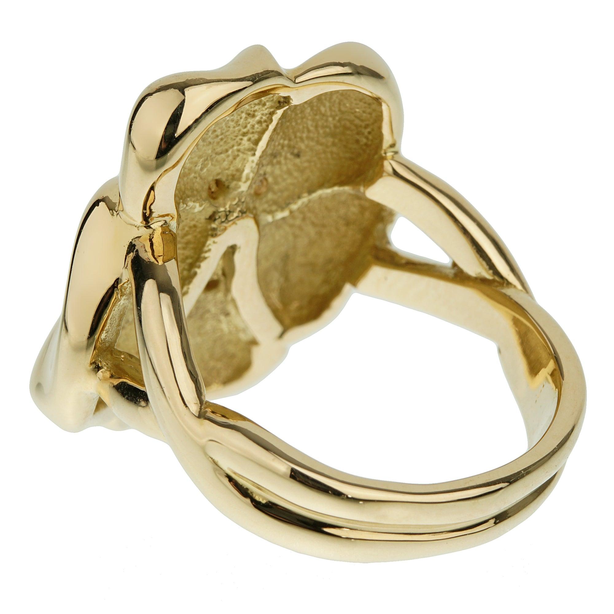La bague en or jaune Hermès Vintage Diamond est un modèle raffiné d'inspiration florale, réalisé en or jaune 18 carats. Son délicat motif floral est rehaussé de diamants ronds brillants, créant une pièce maîtresse rayonnante. Deux fines bandes