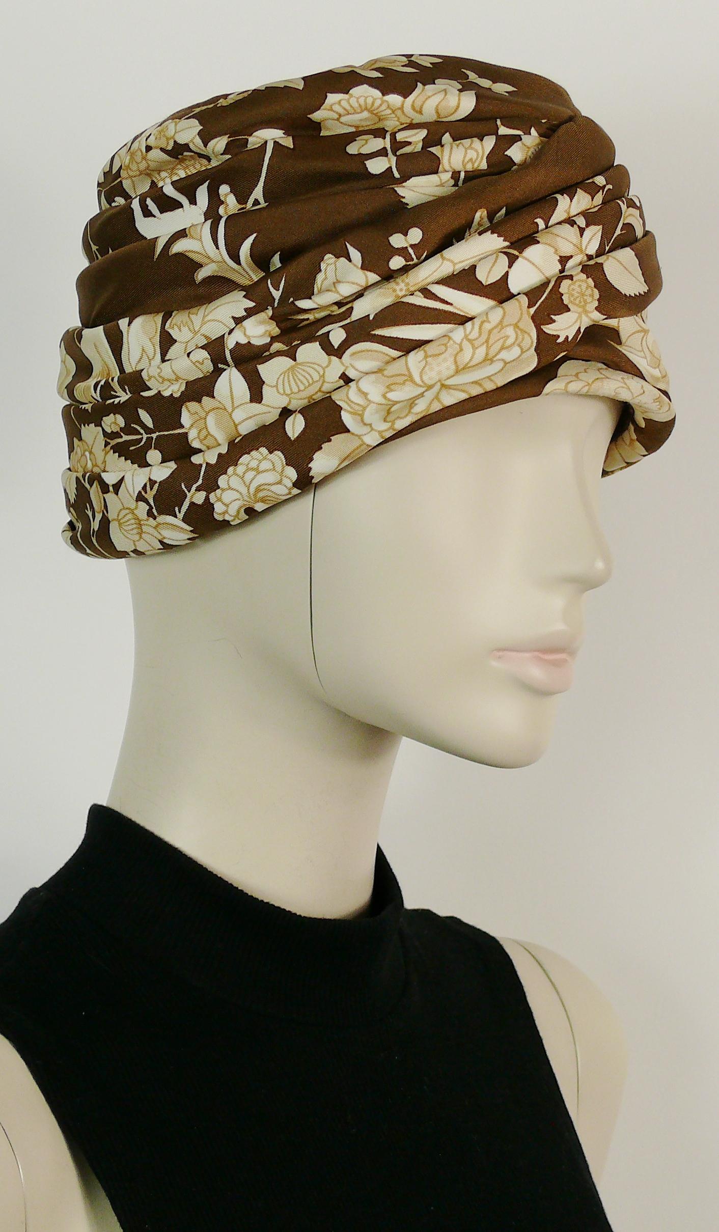 HERMES vintage silk turban hat printed with flowers and birds on a brown background.

Fabric lining.
Grosgrain headband.
Structured.

Label reads HERMES Paris.

Indicative measurements : circumference approx. 52 cm (20.47 inches) / height approx. 11