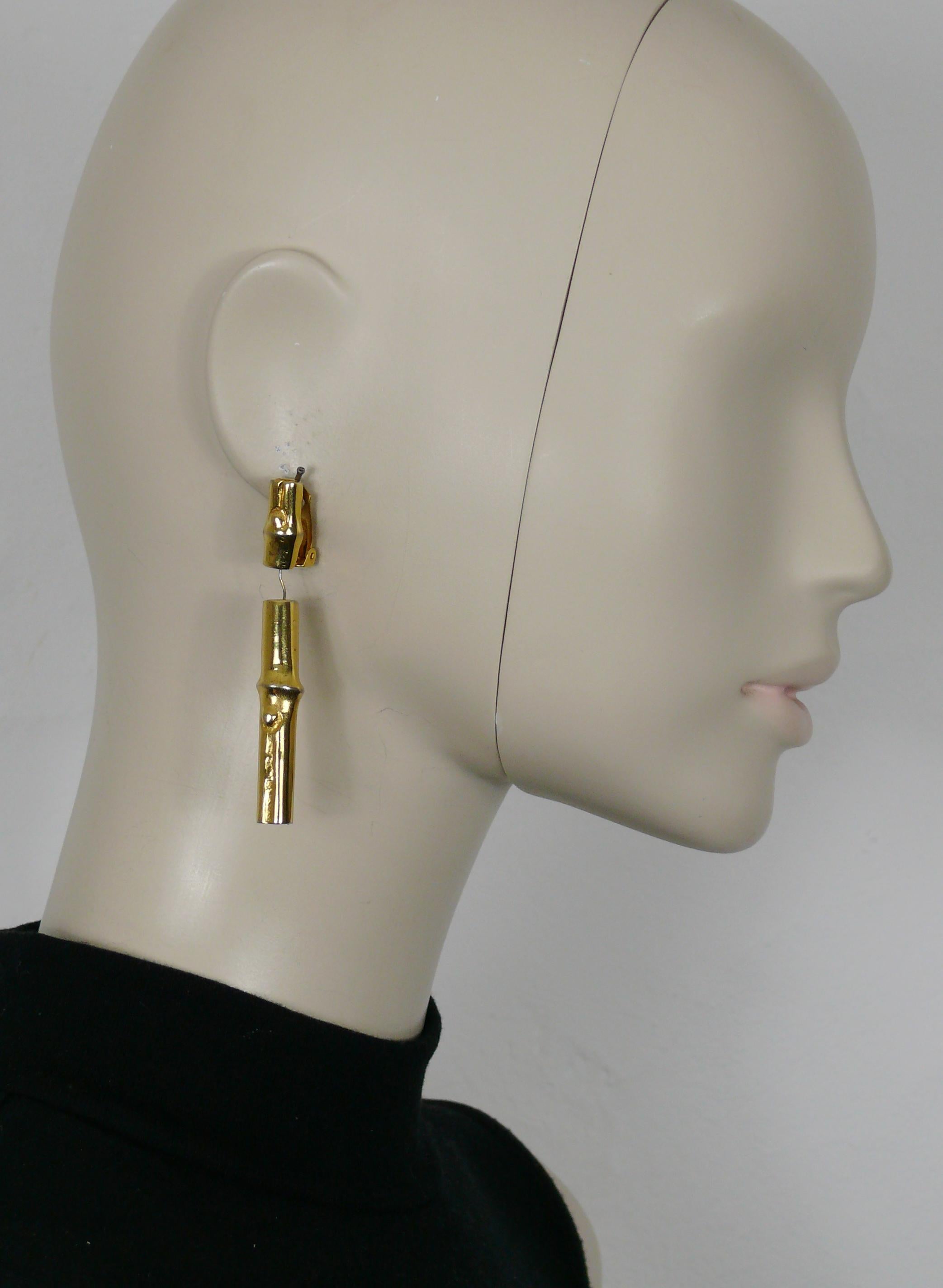 HERMES vintage rare gold tone dangling earrings (clip on) featuring a bamboo design.

Embossed HERMES PARIS.

Indicative measurements : max. height approx. 7.2 cm (2.83 inches) / max. width approx. 0.8 cm (0.31 inch).

Material : Gold tone metal