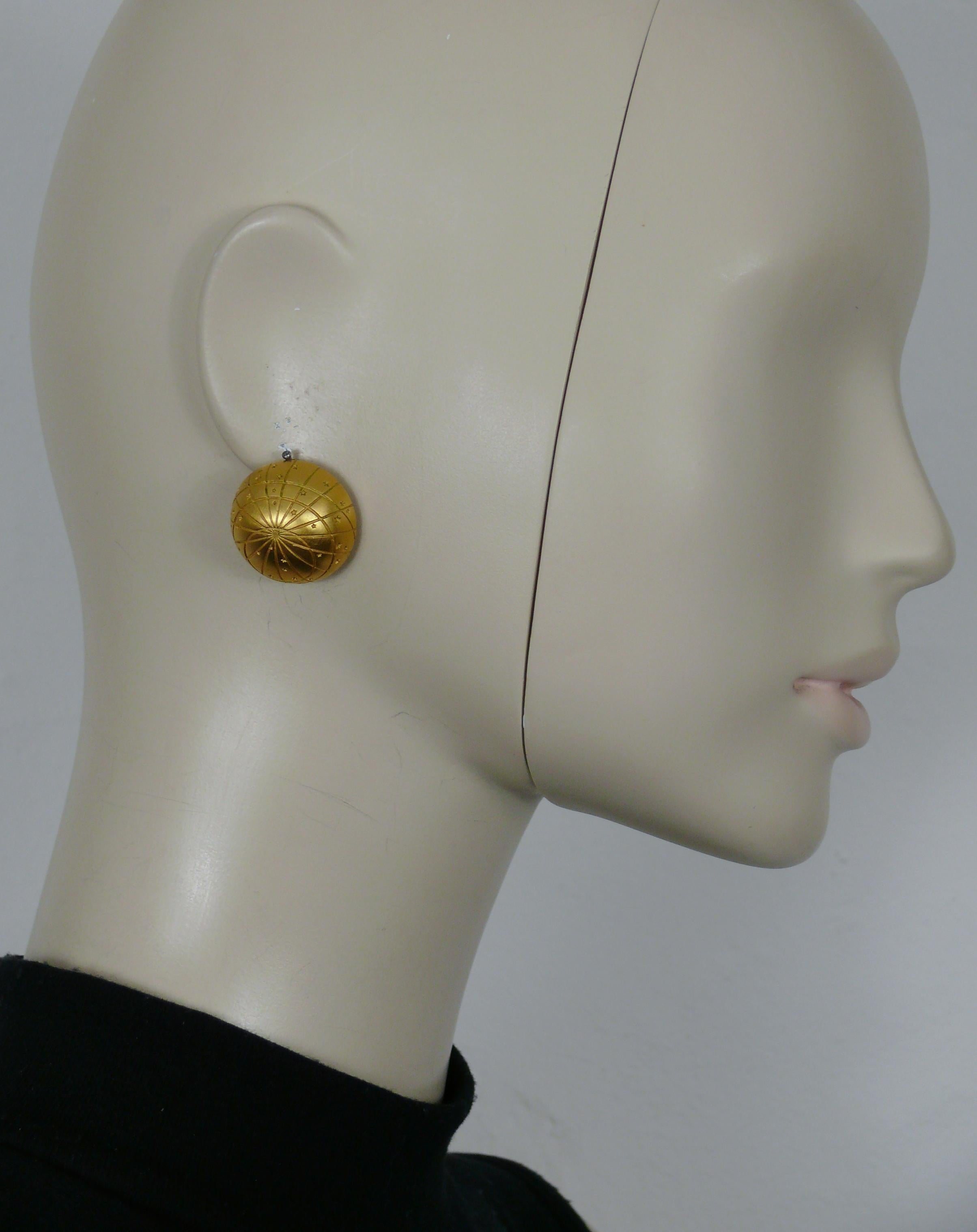 HERMES vintage gold tone celestial dome clip on earrings.

Embossed HERMES BIJOUTERIE FANTAISIE PARIS.

Indicative measurements : diameter approx. 2.5 cm (0.98 inch).

Weight per earring : approx. 14 grams.

Material : Gold tone metal