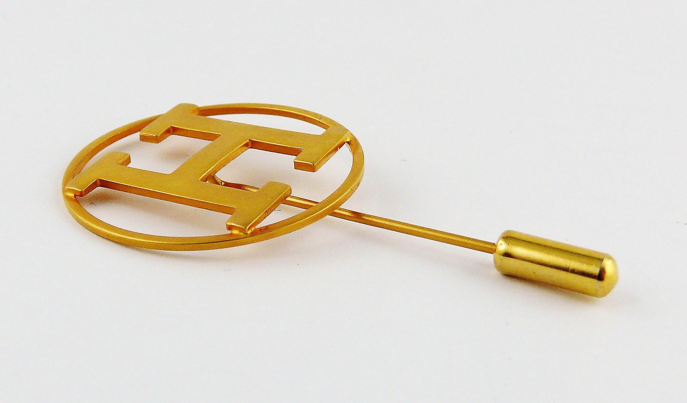 HERMES vintage matte gold toned initial H lapel pin brooch.

Unmarked.

Indicative measurements : height approx. 5.4 cm (2.13 inches) / diameter approx. 2.9 cm (1.14 inches).

JEWELRY CONDITION CHART
- New or never worn : item is in pristine