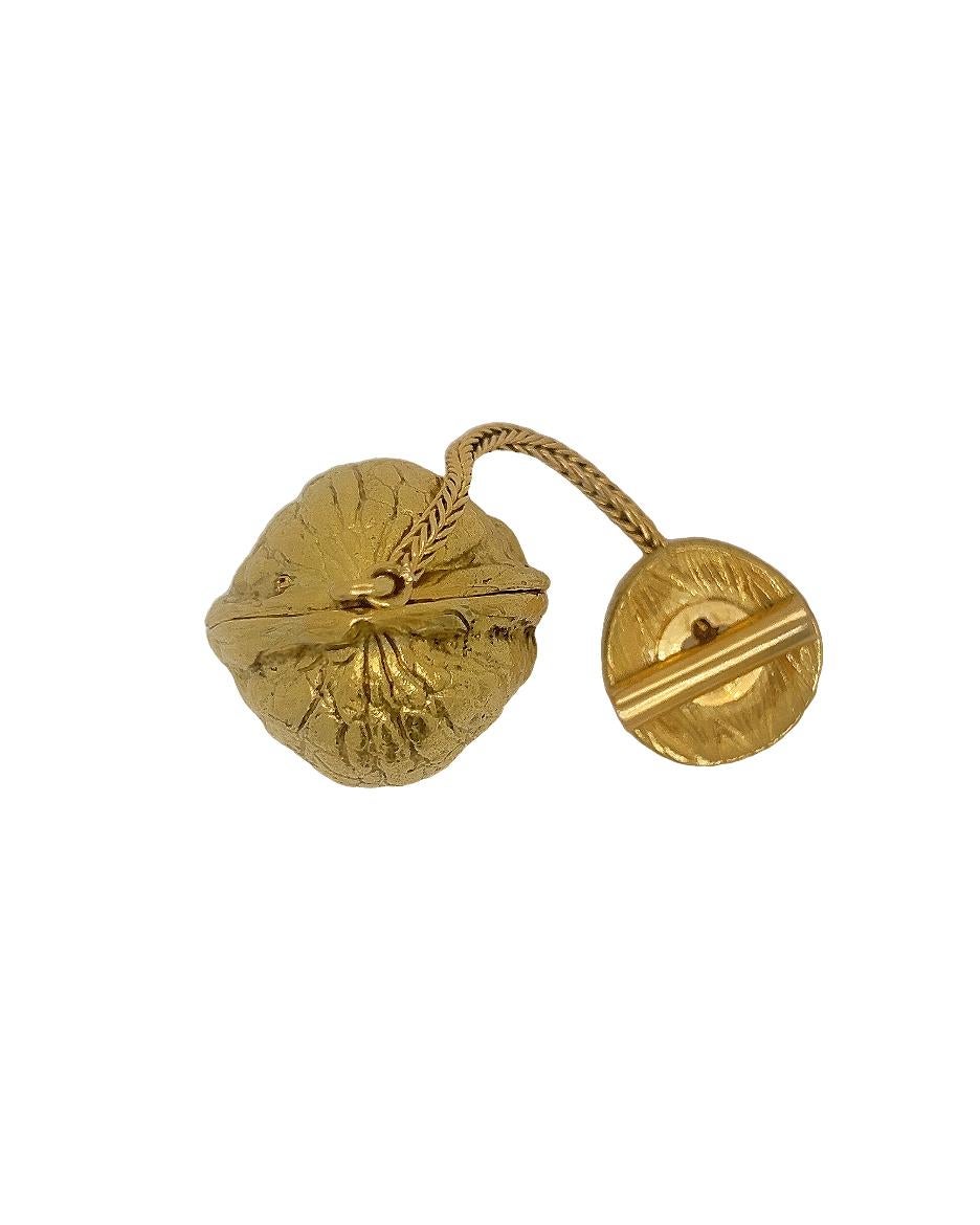 Hermes Vintage Gold Walnuss Knopf halten Pin (mit versteckten Uhr) (Art déco)