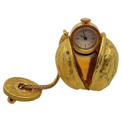 Alfiler de sujeción de botón Hermes vintage de nogal dorado (con reloj oculto)