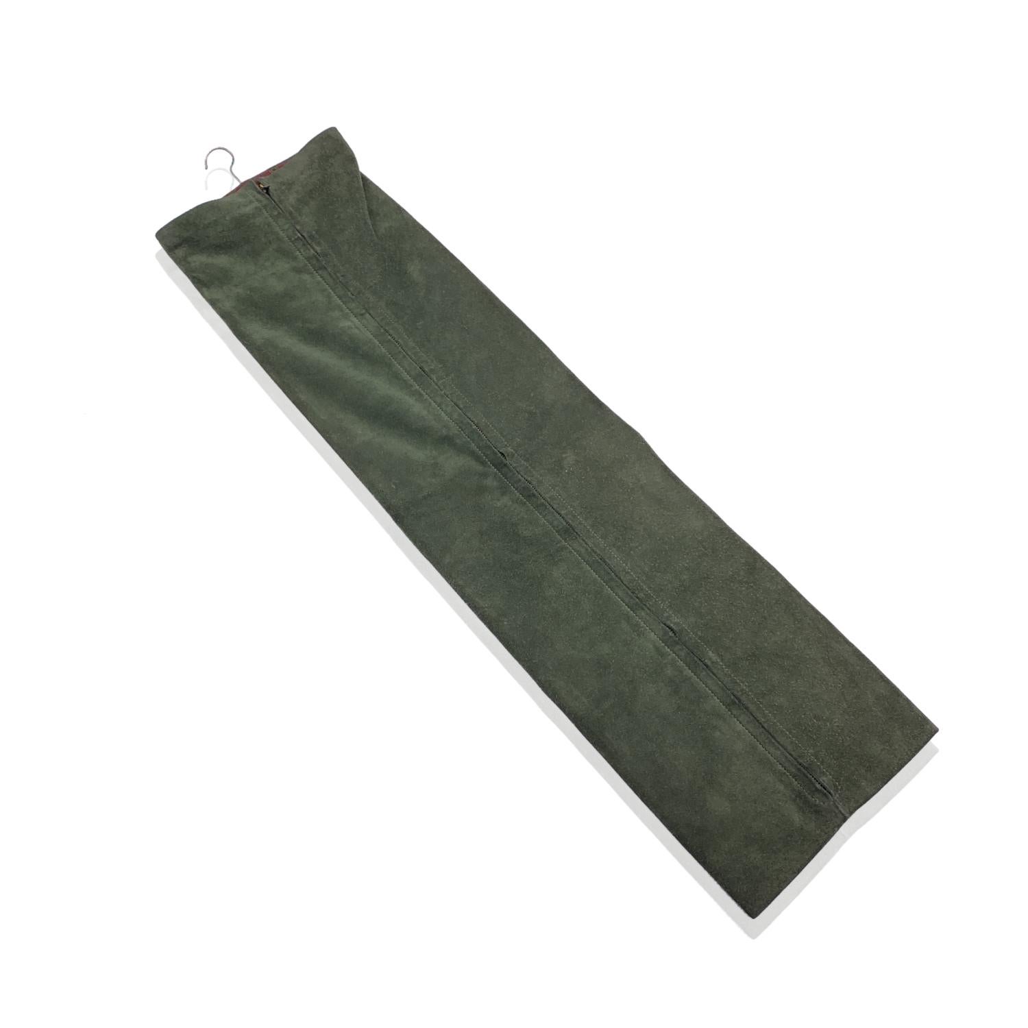 This travel tie case by Hermes will keep your ties wrinkle free while traveling. It saves executives time by organizing ties and eliminates the need to iron them at a hotel on the road. An must-have executive accessory, and a great gift! Green suede