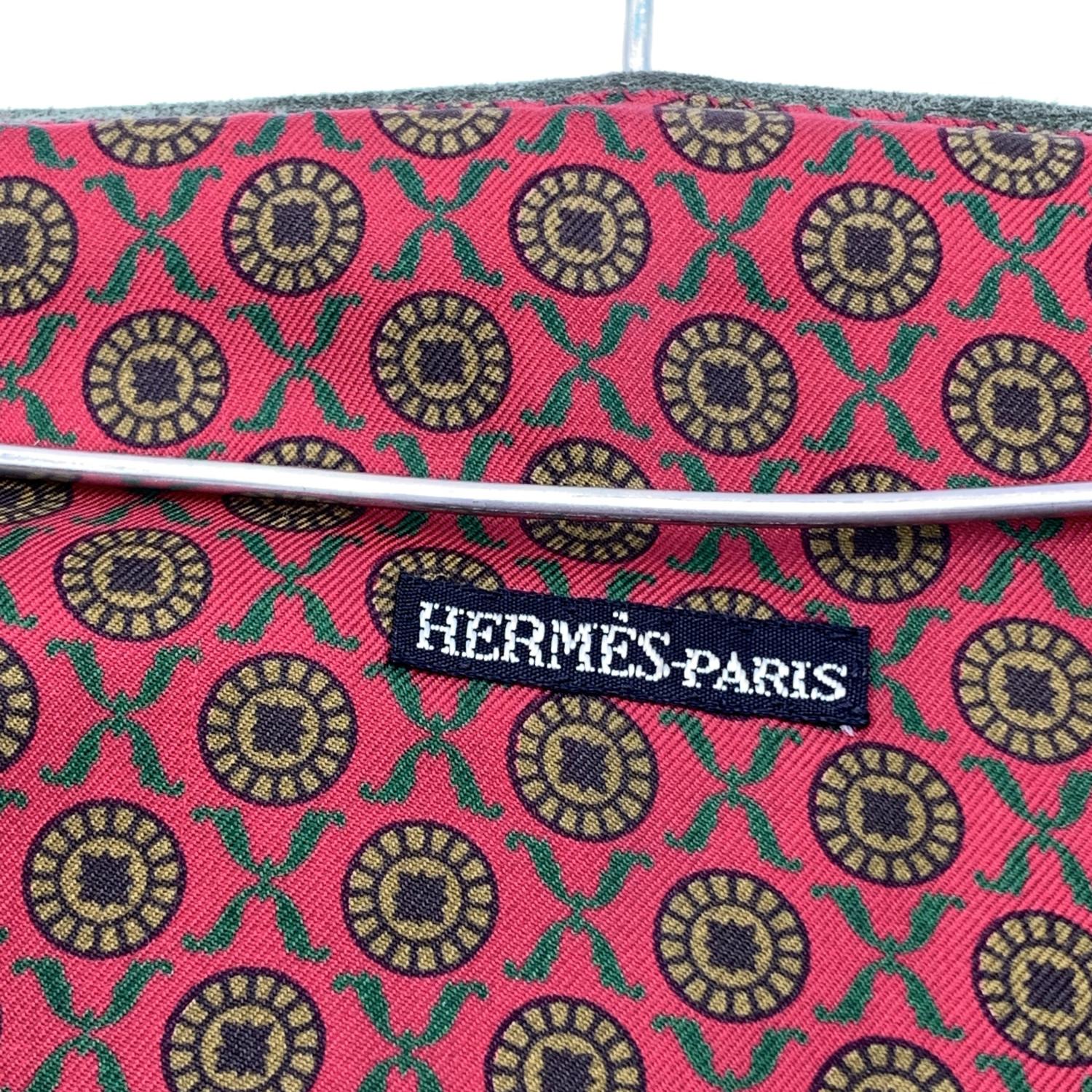 Hermès - Étui à col bénitier vintage en daim vert avec doublure en soie en vente 1