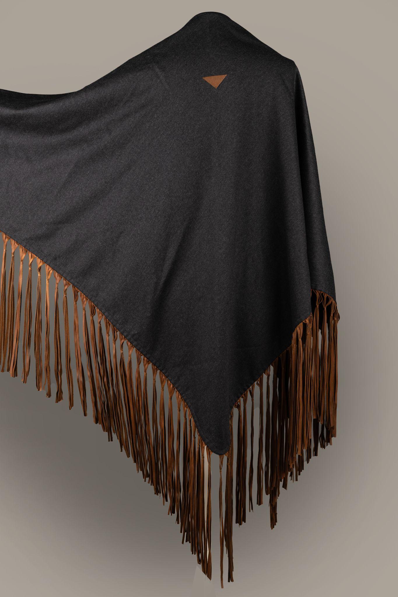 Hermès vintage grey shawl with long fringes. Excellent condition. 
Trim in lamb leather with fringe.
90% wool, 10% cashmere .