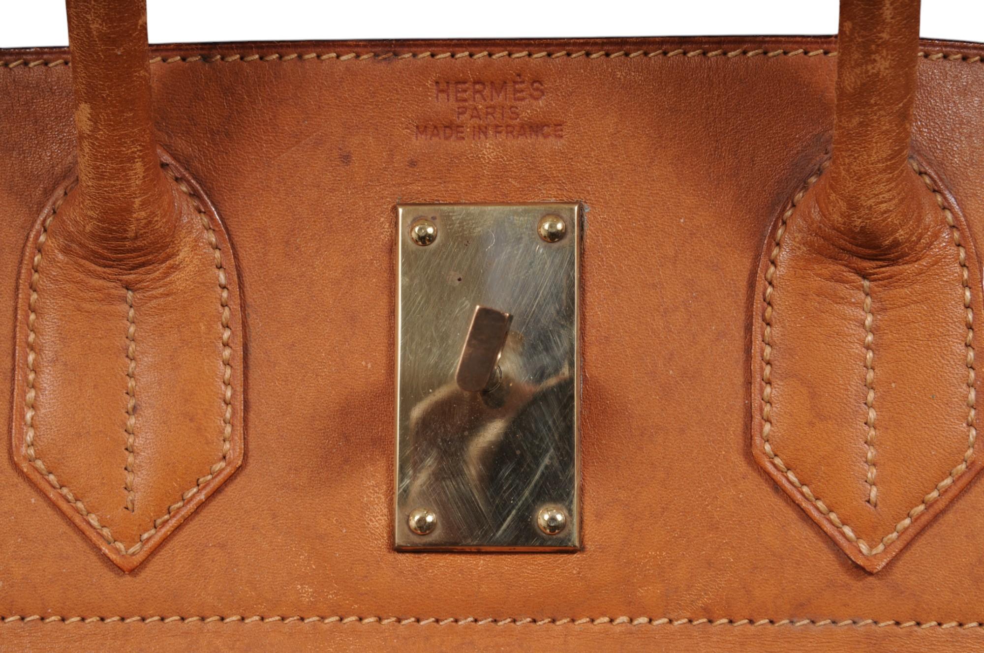 - Cercle Q estampillé ( 1987 )

- Quincaillerie en laiton

- Extérieur en cuir fauve naturel

Taille : 50CM

Mesures :

L: 19.25 