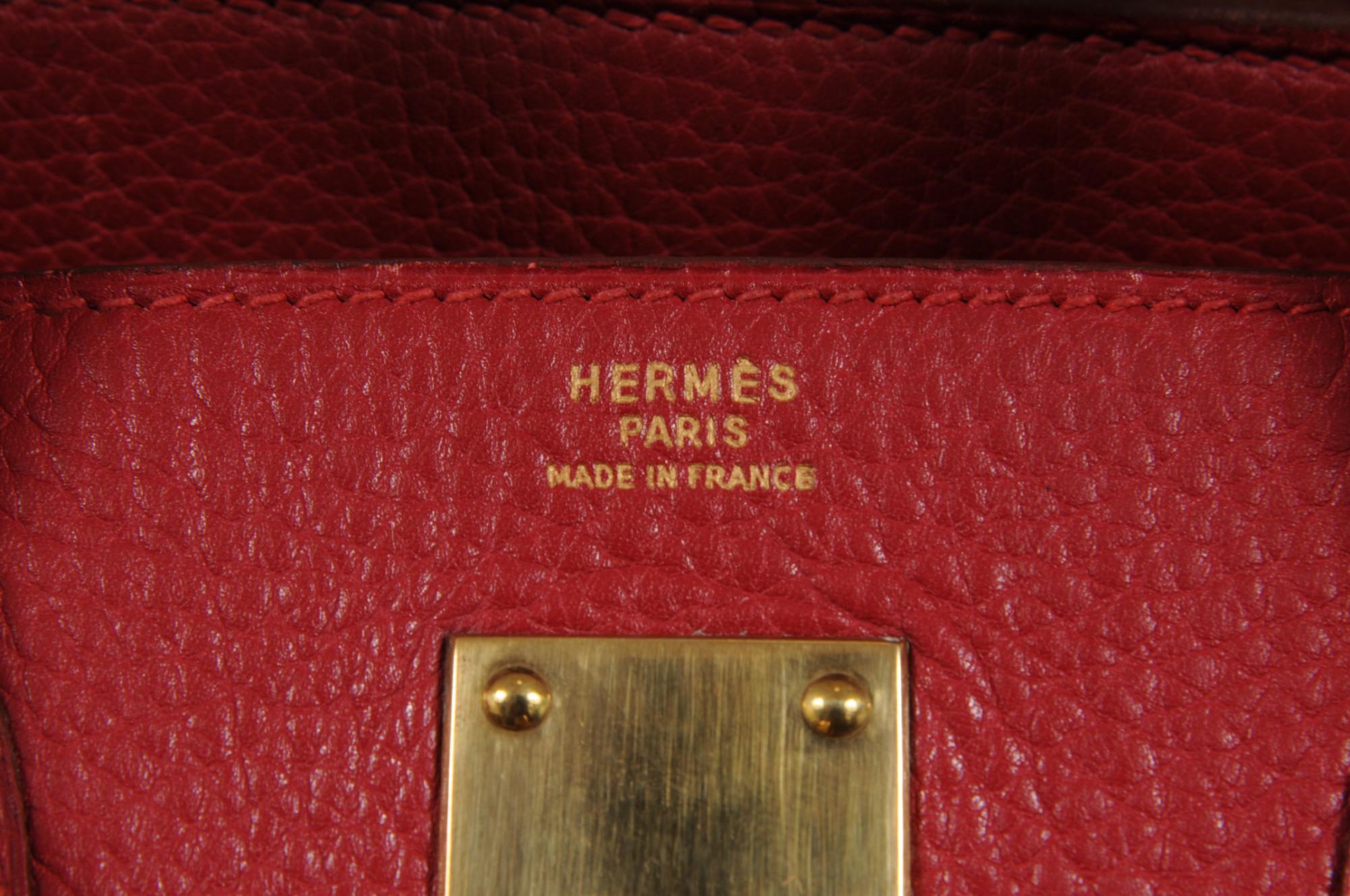 - Rotes Äußeres 

- Goldene Hardware

- Gestempelt Kreis W für 1993. 

Bedingung:

Die Tasche ist in guter Form, die Ecken sind sauber zusammen mit dem Inneren, die Tasche hat leichte Markierungen auf der Oberseite, die mit einem roten Pfeil in der