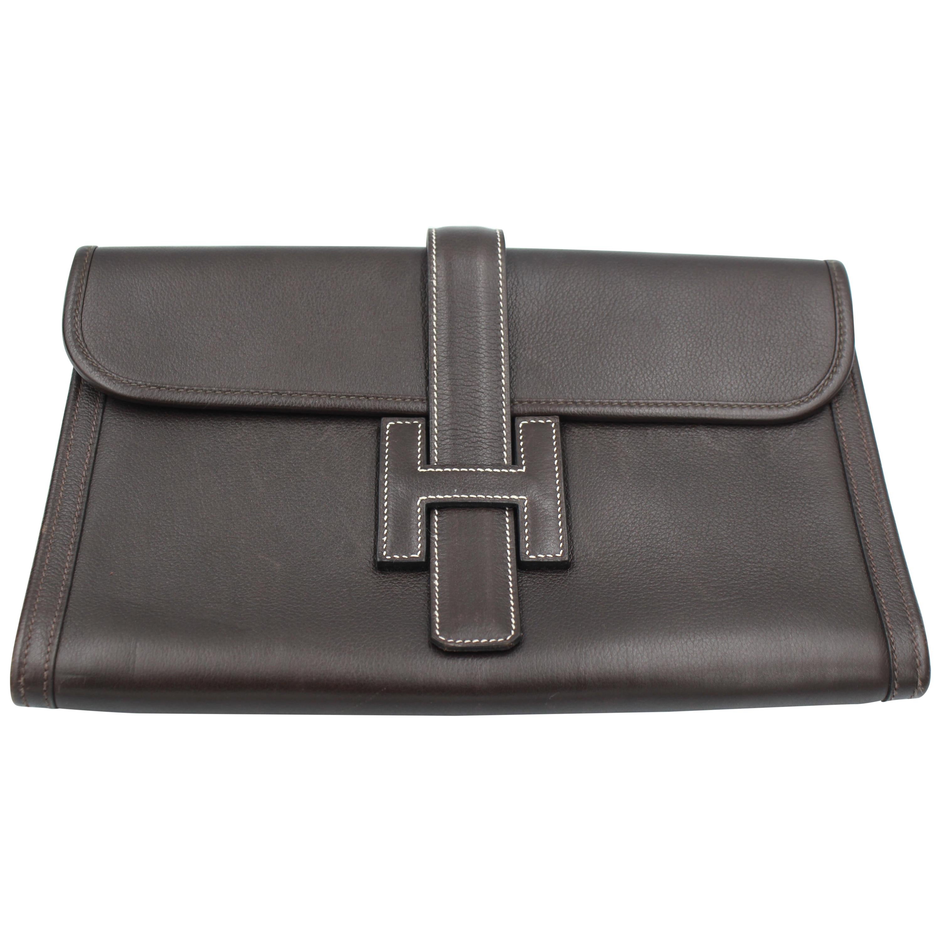 Hermes vintage Jige clutch in brown grained leather For Sale