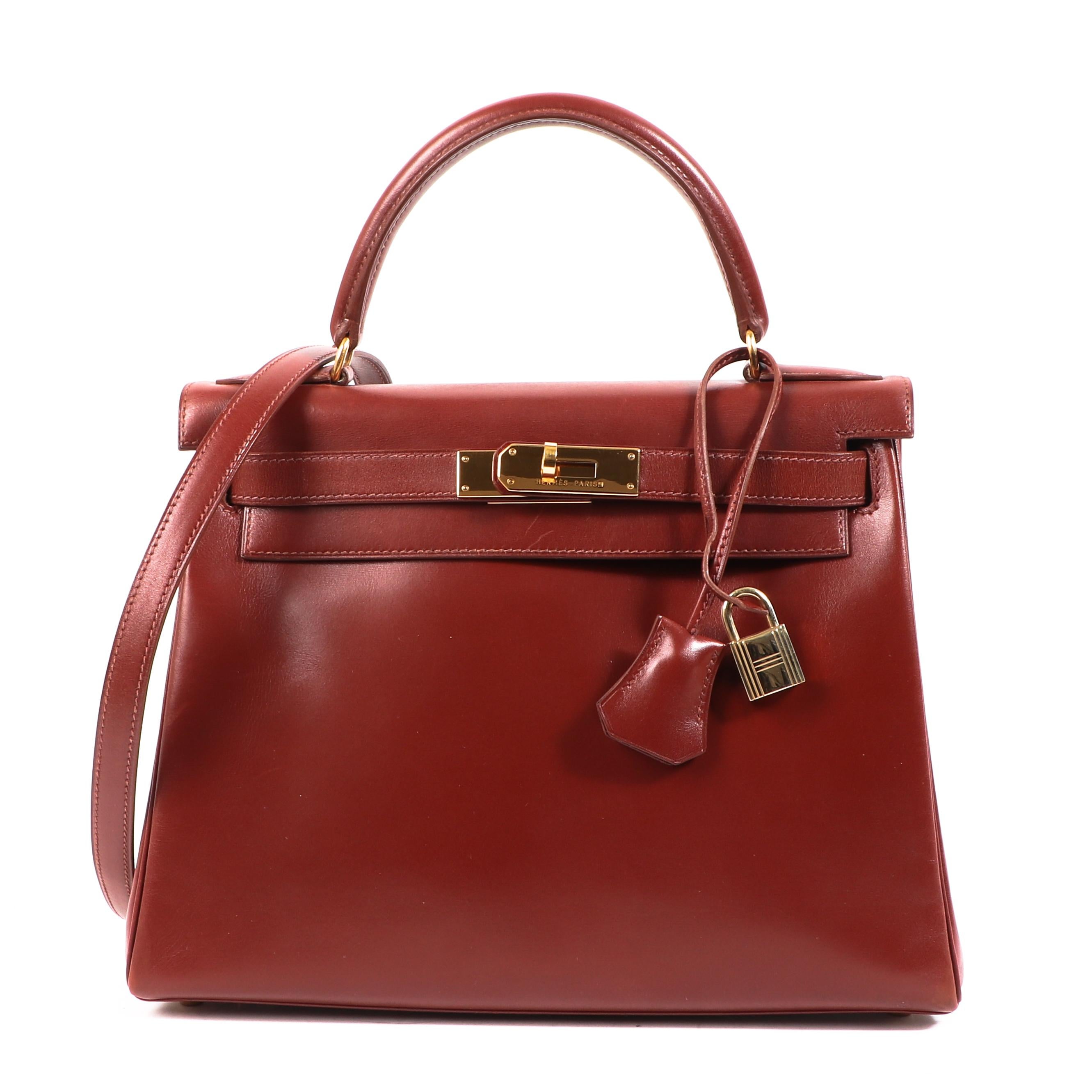 Hermès Vintage Kelly 28 Etrusque Box Gold Hardware

It's like fine wine, the Hermès Kelly bag gets better with age. This Kelly 32 in glossy Box leather is no exception.

The shiny, polished Box leather is one of the most popular leather kinds on