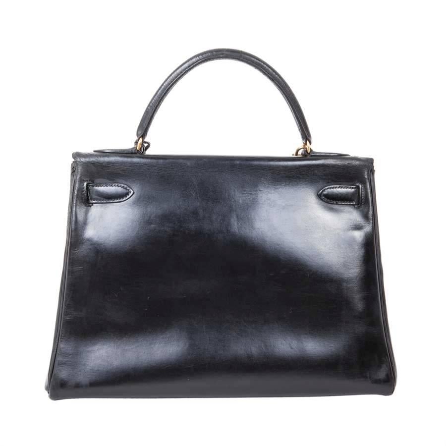 Hermès vintage Kelly 32 bag in black box leather. Stamp Z (year 1970).

It is in good used condition: the leather of the handle is gathered, the corners are very slightly patinated, little visible. The interior is leather with 3 pockets, one
