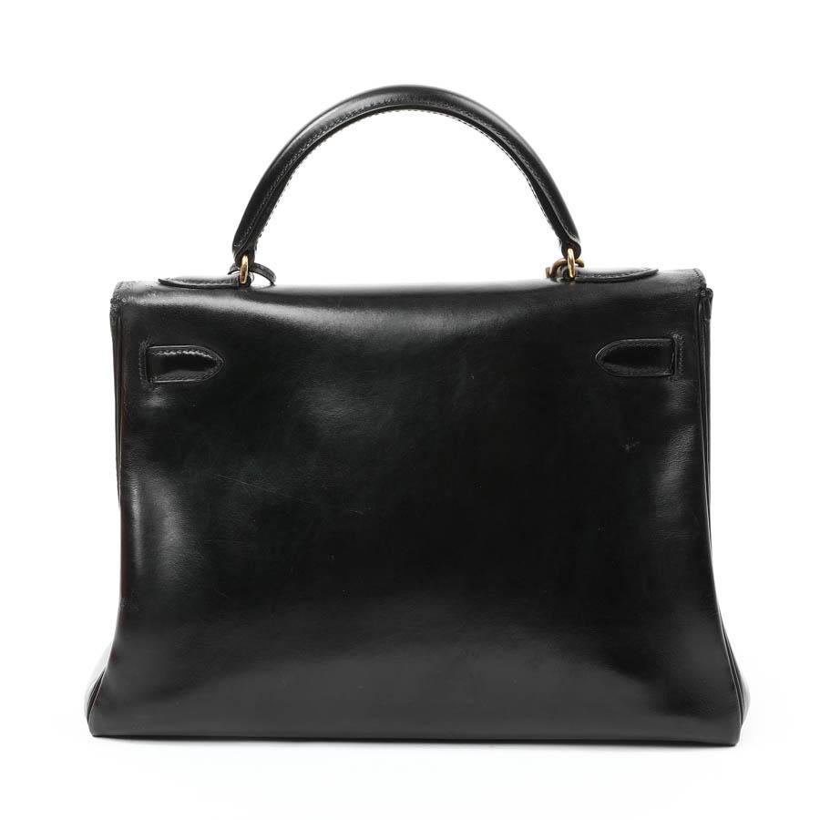 We no longer describe Hermès bags. Here is a Kelly Size 32, in black Box calfskin. It is lined in black leather with 3 pockets, one of which is zipped. Bell, zipper, keys, padlock. The handle has been changed. The jewelry is gold plated.
Dimensions: