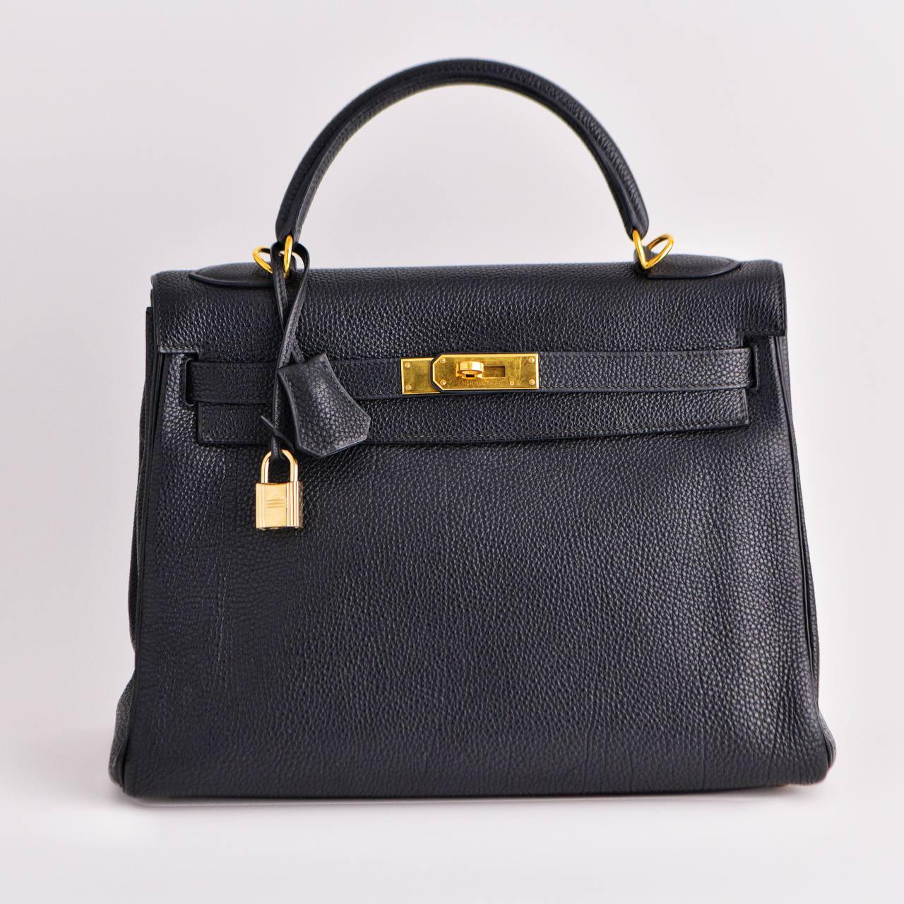SKU AT-1880
Brand Hermès
Model Kelly 32
Date Stamp E in Square
Date Circa 2001
Color and Colour Code Black, 89
_________________________________________________
Metal Gold
Material Togo
Strap Length Approx 42cm, Handle 8cm
Measurements Approx. Width