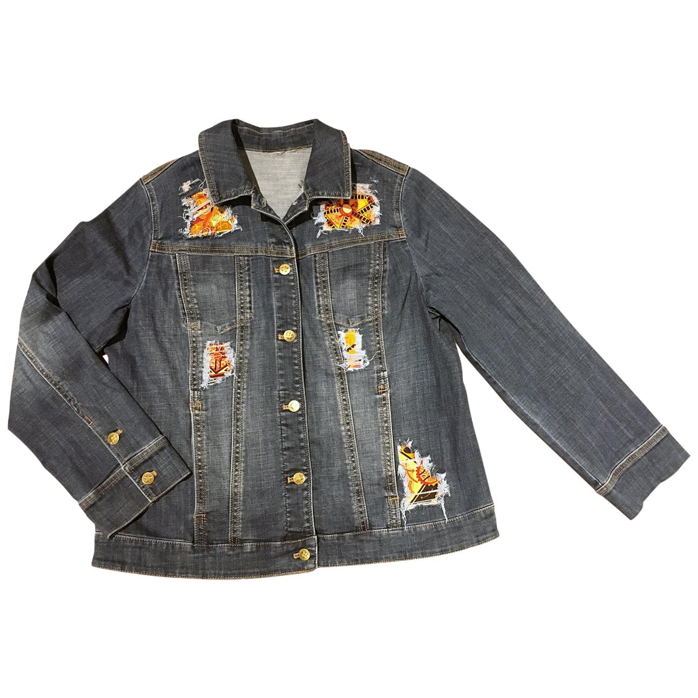 Hermes Vintage La Mecanique des Idees Seidenschal distressed Denim Jacke in NWOT Zustand. Mittelschwere Jeansjacke mit leichtem Stretch und weichem Baumwollgewebe. Hand distressing im gesamten mit Hermes Seidenschal Patches Peaking durch und Füllung