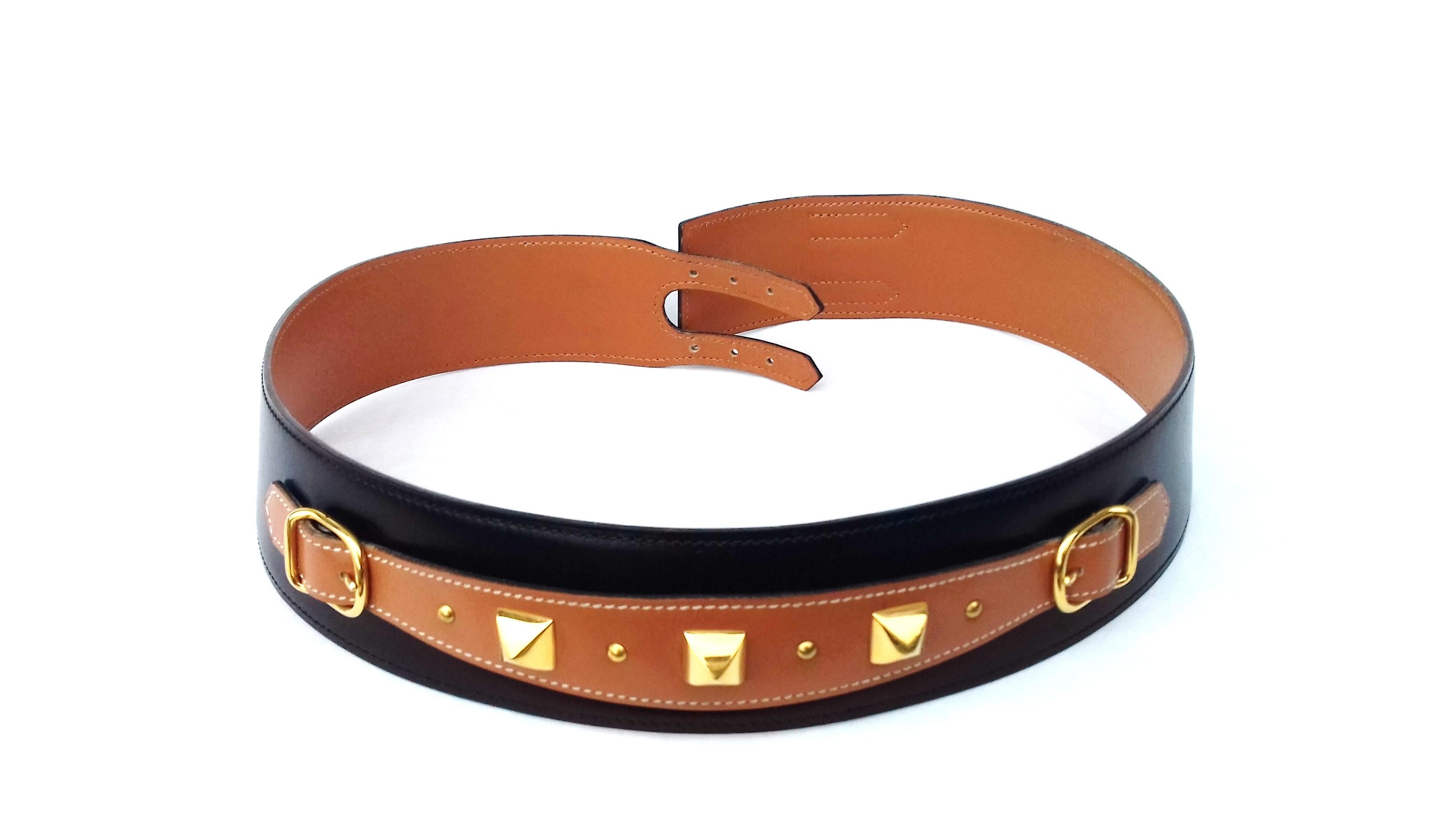Beautiful Authentic Vintage Hermès Belt

Made in France

Stamp O in a circle (1985)

Made of Black Box Leather (smooth)

The front ornament is made of Gold smooth Leather, adorned with pyramids (