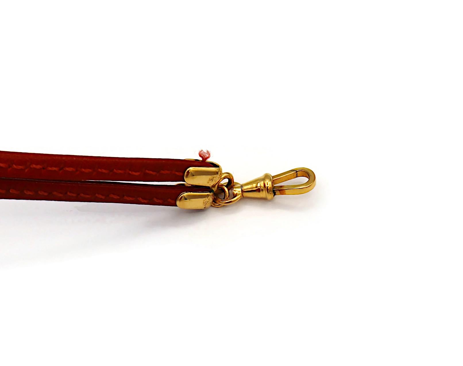 Collana con medaglione in pelle e smalto HERMES Vintage in vendita 7